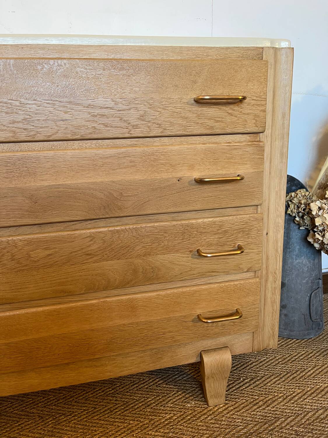 Vintage chest of drawers in wood and golden brass handles