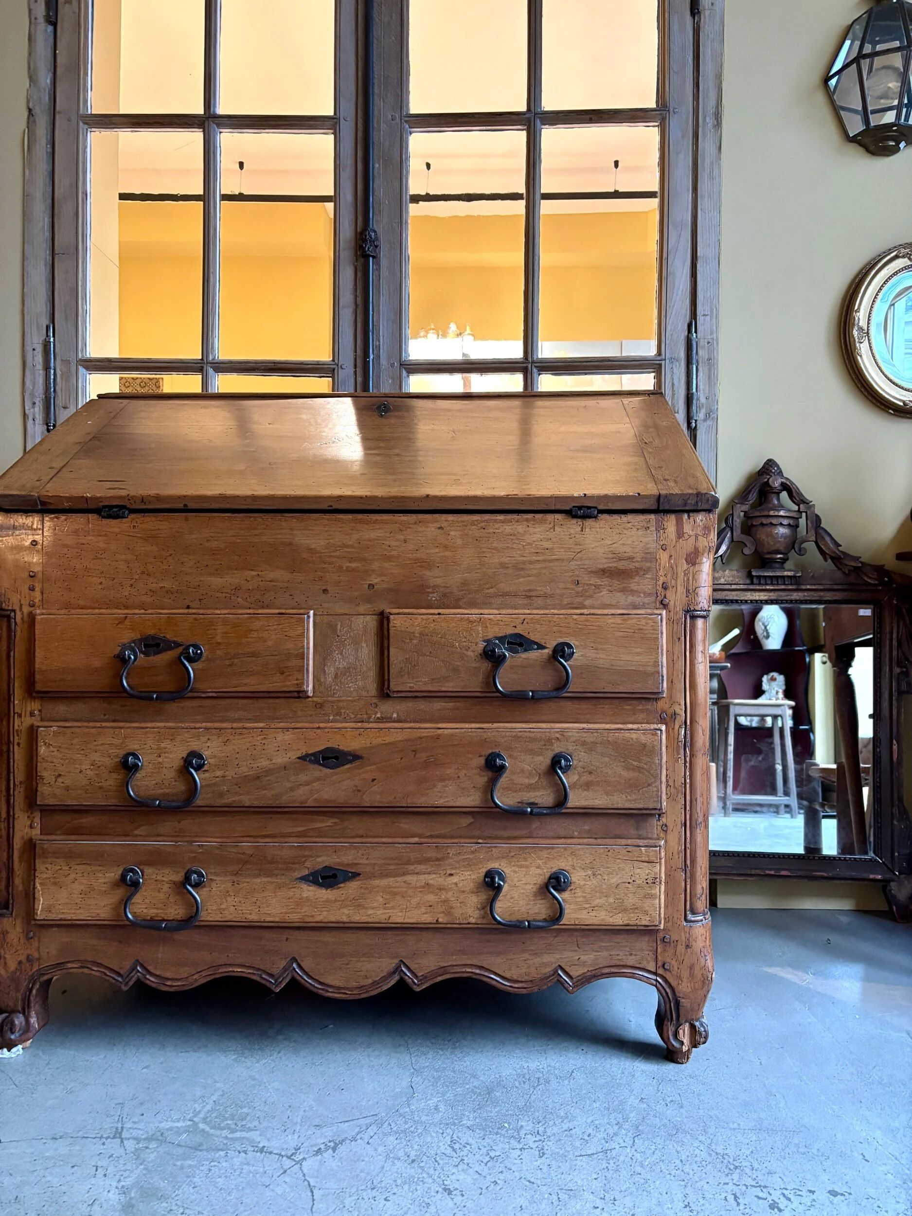 Secretary, sloped desk in walnut, 18th century ☐ 97.5 x 62 cm