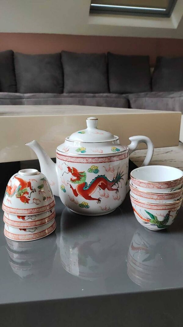 Service à thé Chinois/Théière + 6 tasses. En porcelaine fine. Décor Dragons/Phoenix. Style Famille Rose Feng Shui. Années 70