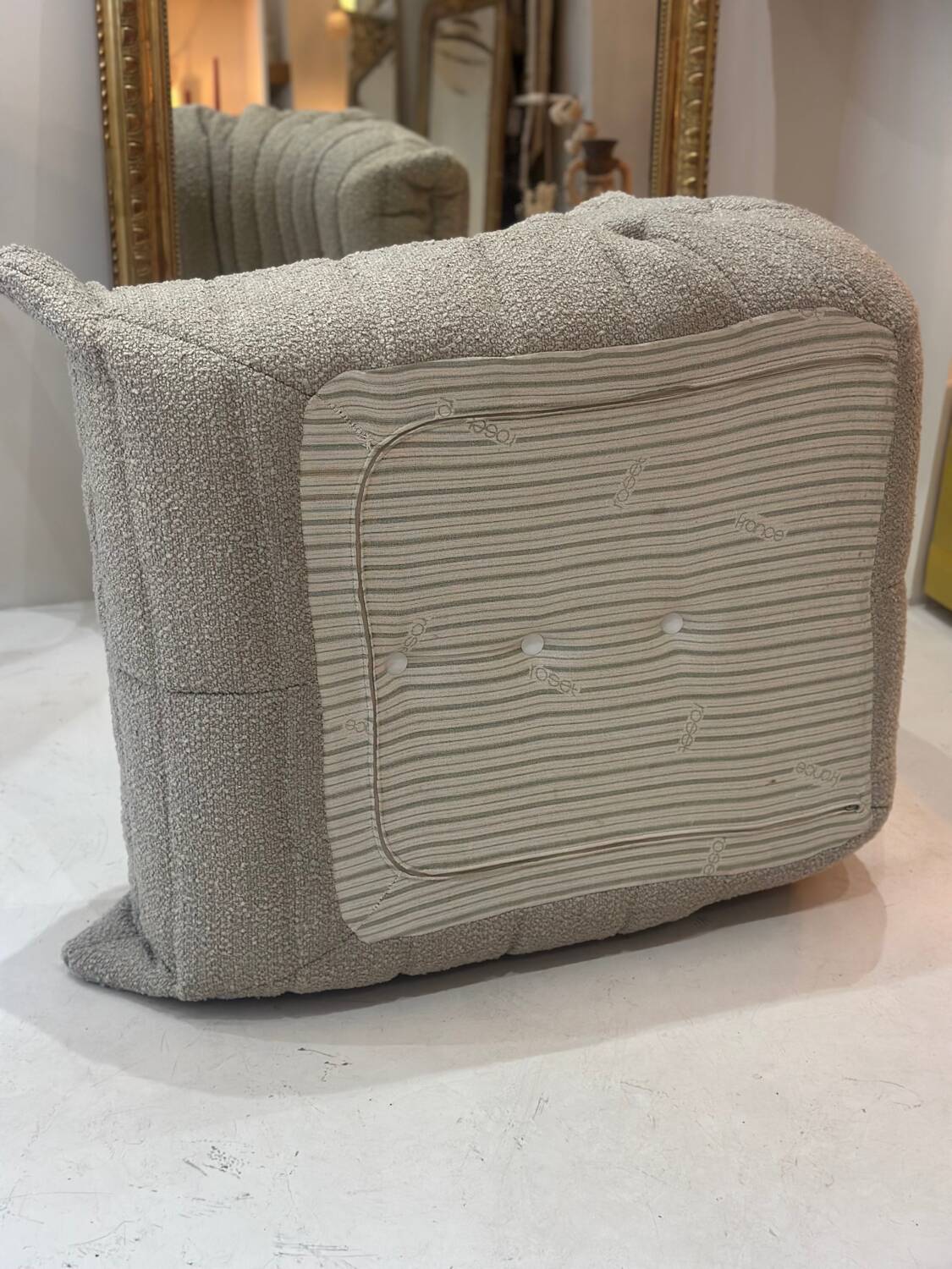 Chauffeuse Togo Ligne Roset par Michel Ducaroy bouclette moka taupe beige