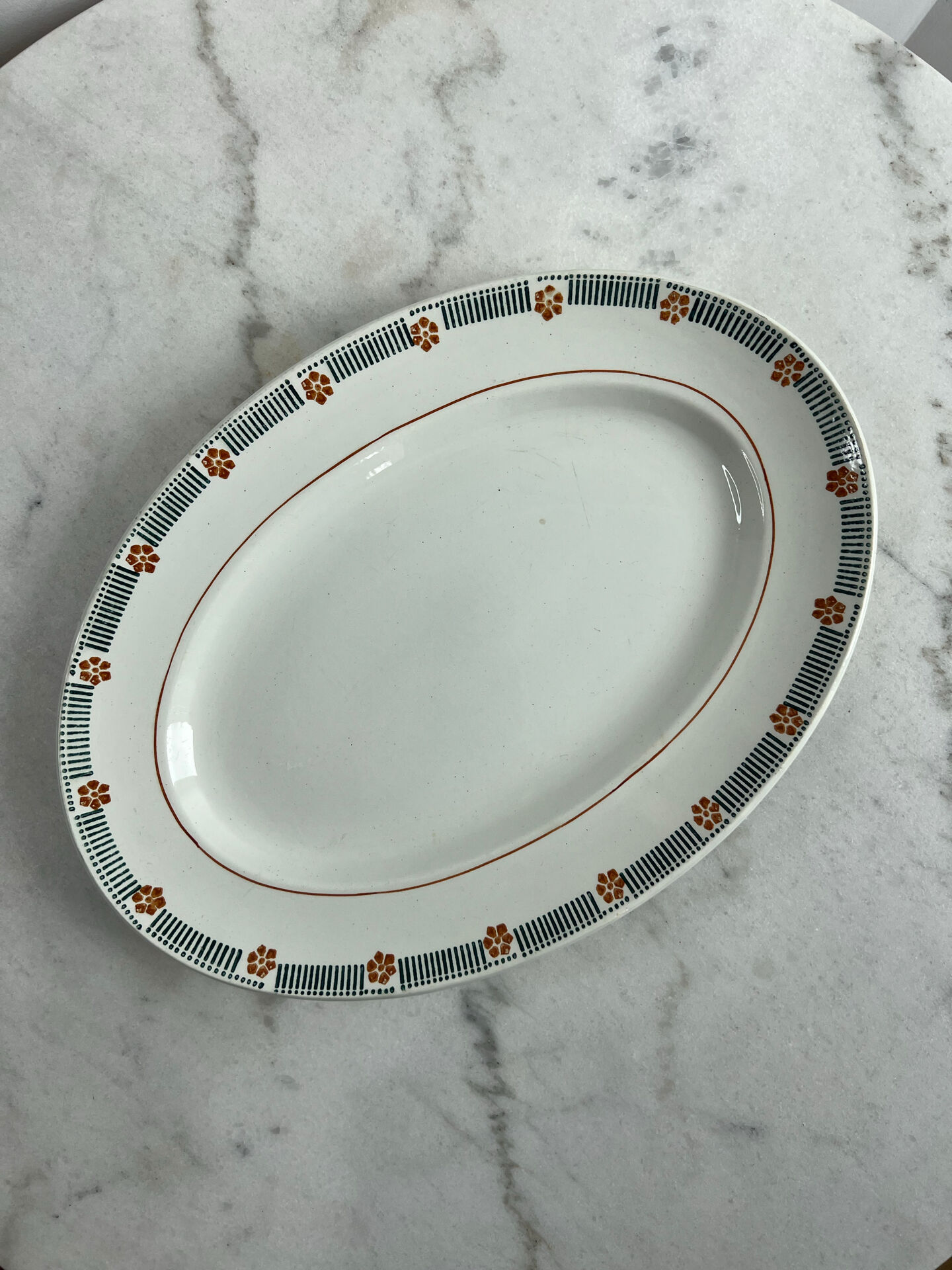 Oval presentation plate Saint Amand with bicolour floral decoration.