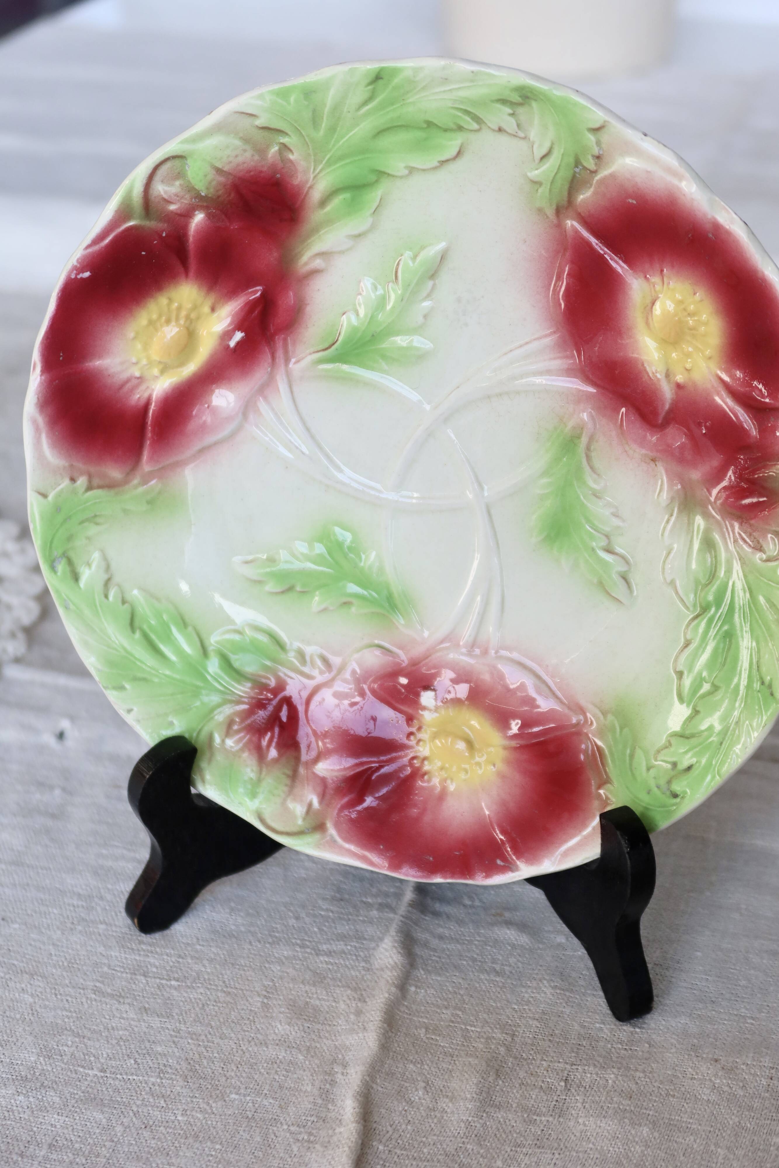 Assiette à dessert vintage en barbotine – Fleurs bordeaux