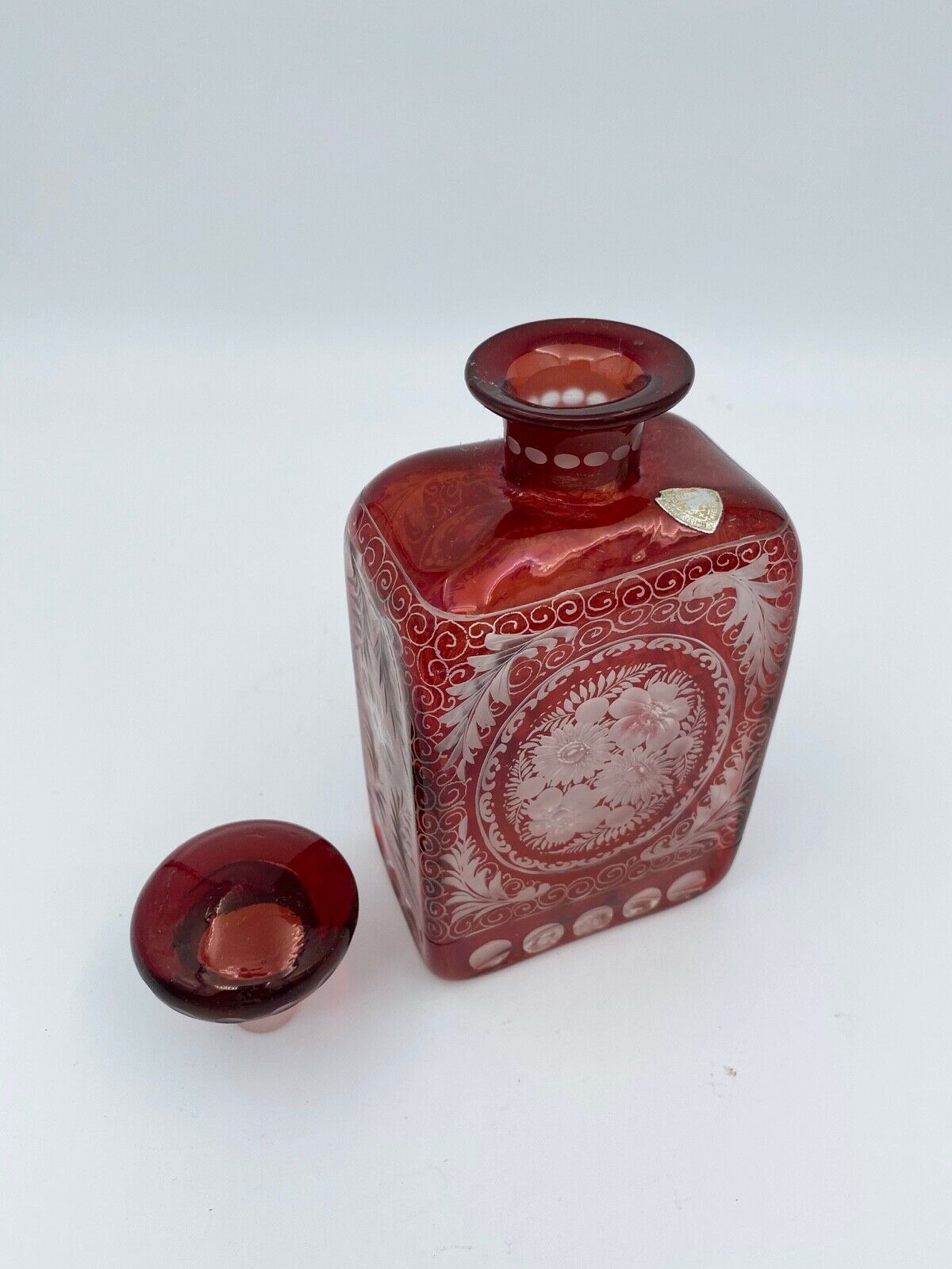 Tchecoslovakia 1930 crystal carafe engraved with ruby red grinder