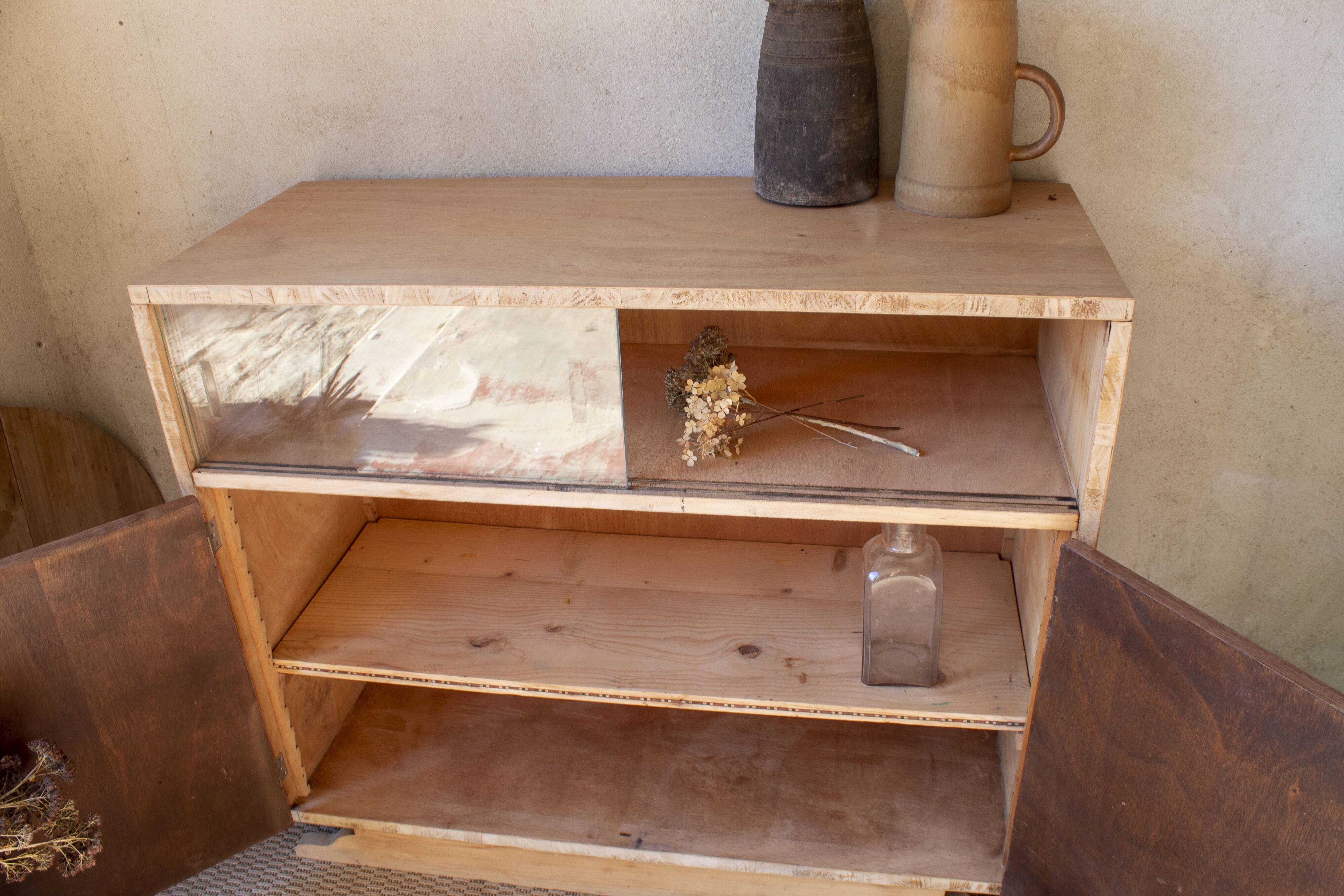 Low glass display cabinet