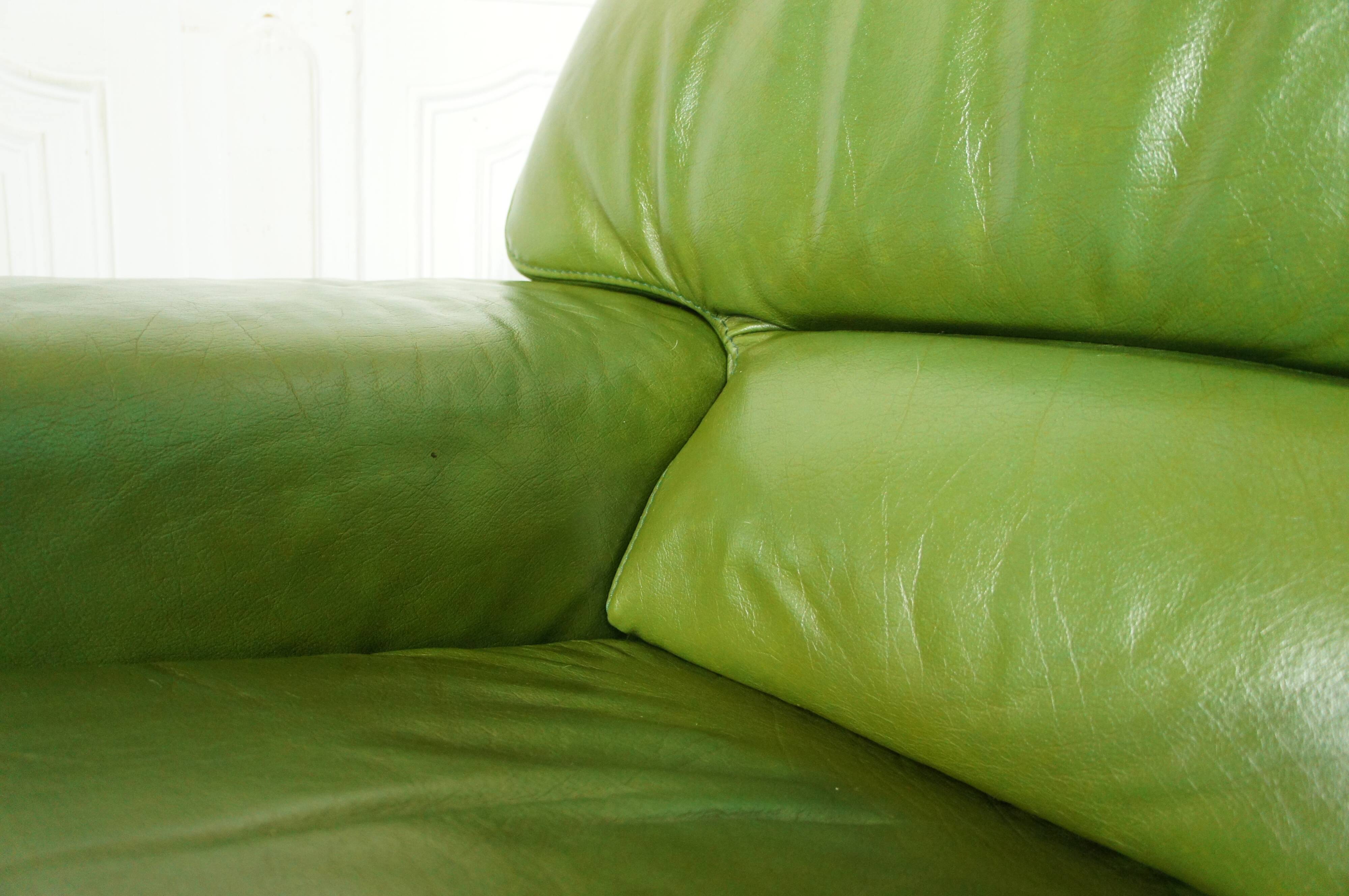 Fauteuil lounge en cuir vert