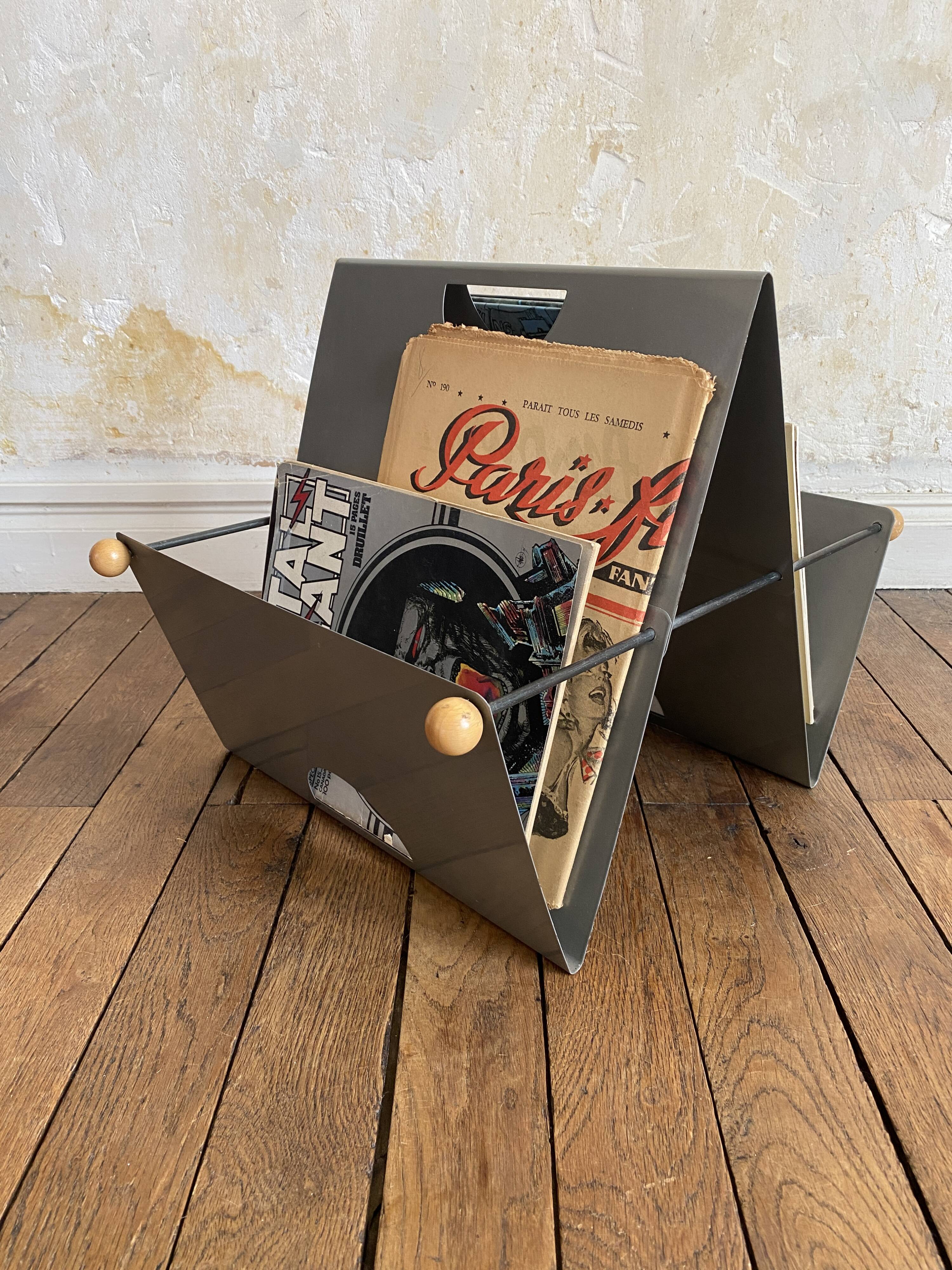 Memphis style magazine rack