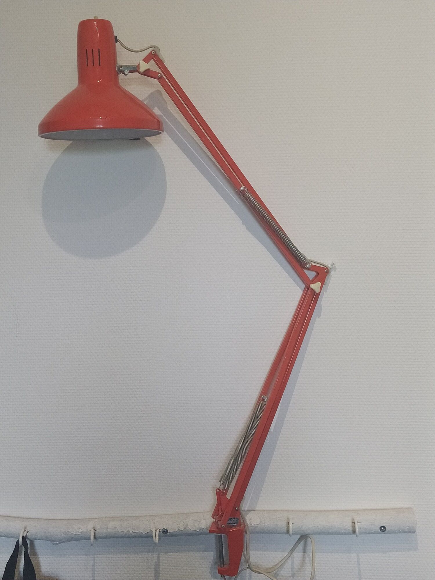 Articulated desk lamp orange ledu scandinavian design suedois
