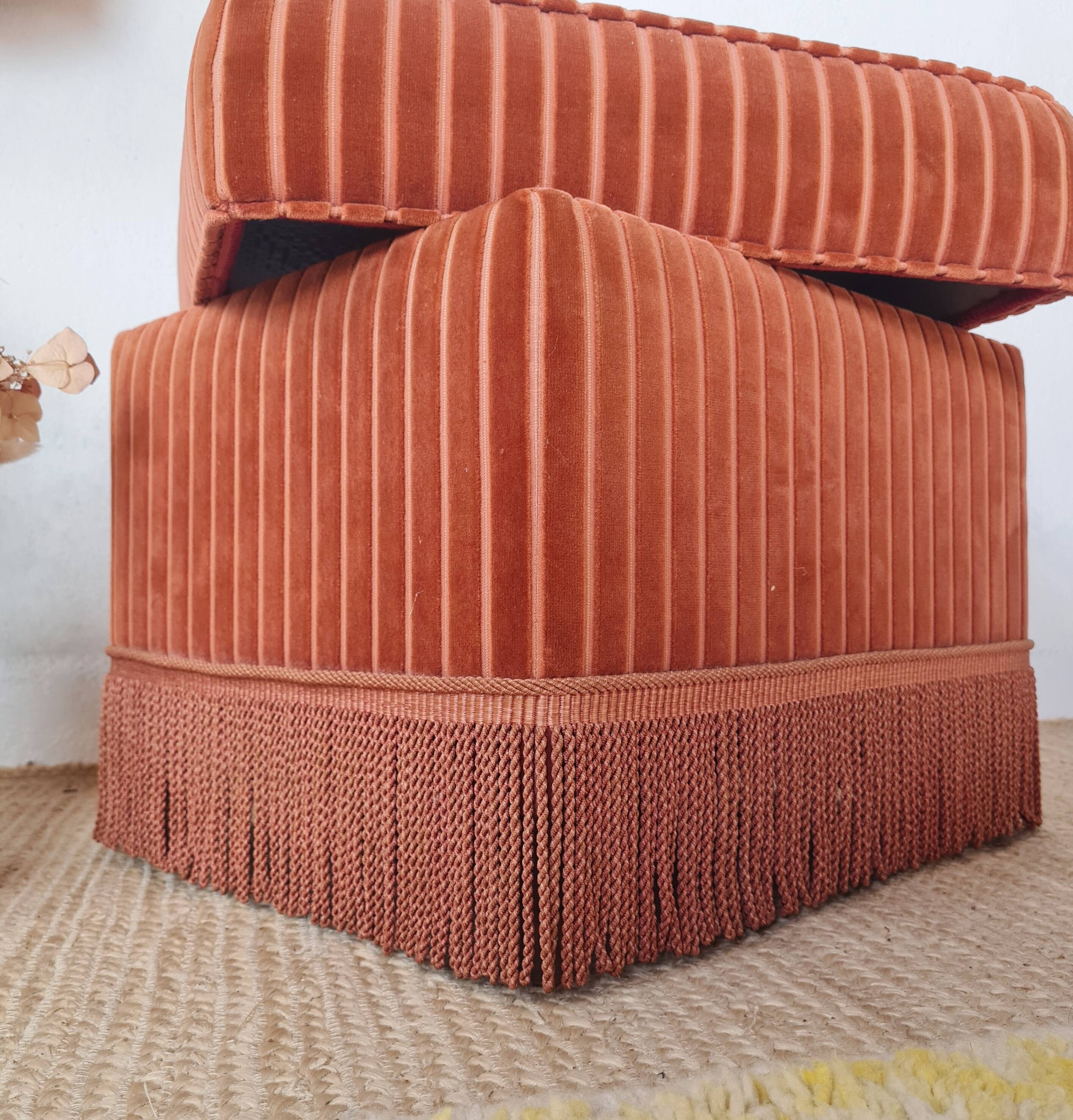 Pouf coffre ancien en velours rose à rayures
