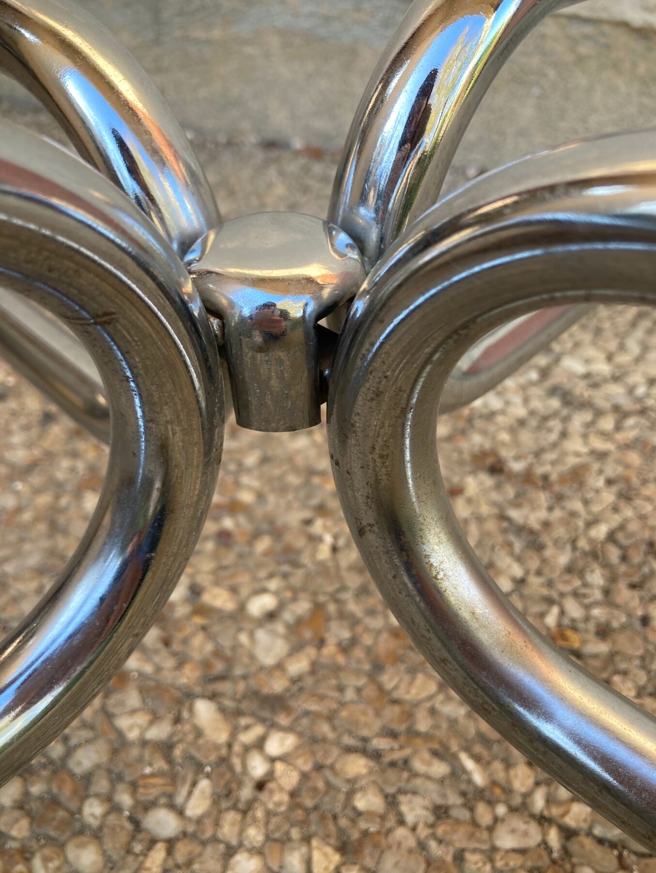 Table basse vintage en verre fumé et chrome