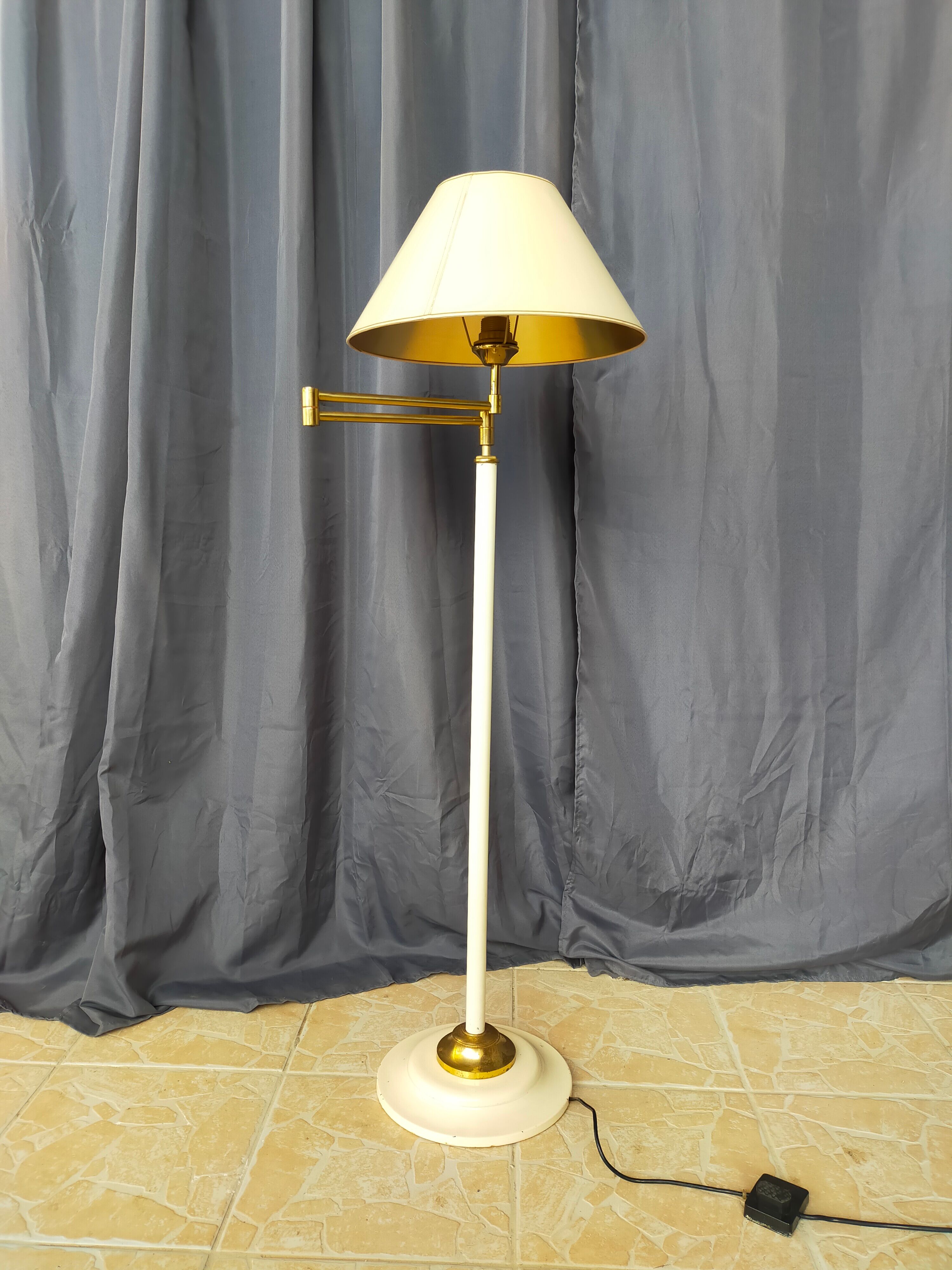 Articulated floor lamp 1950 design in metal and brass