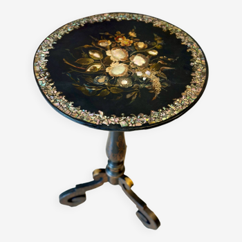 Blackened wooden pedestal table from the 19th century Napoleon III burgundy, decorated with mother-of-pearl