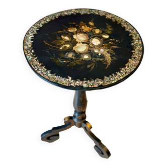 Blackened wooden pedestal table from the 19th century Napoleon III burgundy, decorated with mother-of-pearl