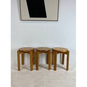 Trio de tabourets en pin massif, années 70