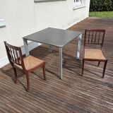 2 chaises en bois et cannage