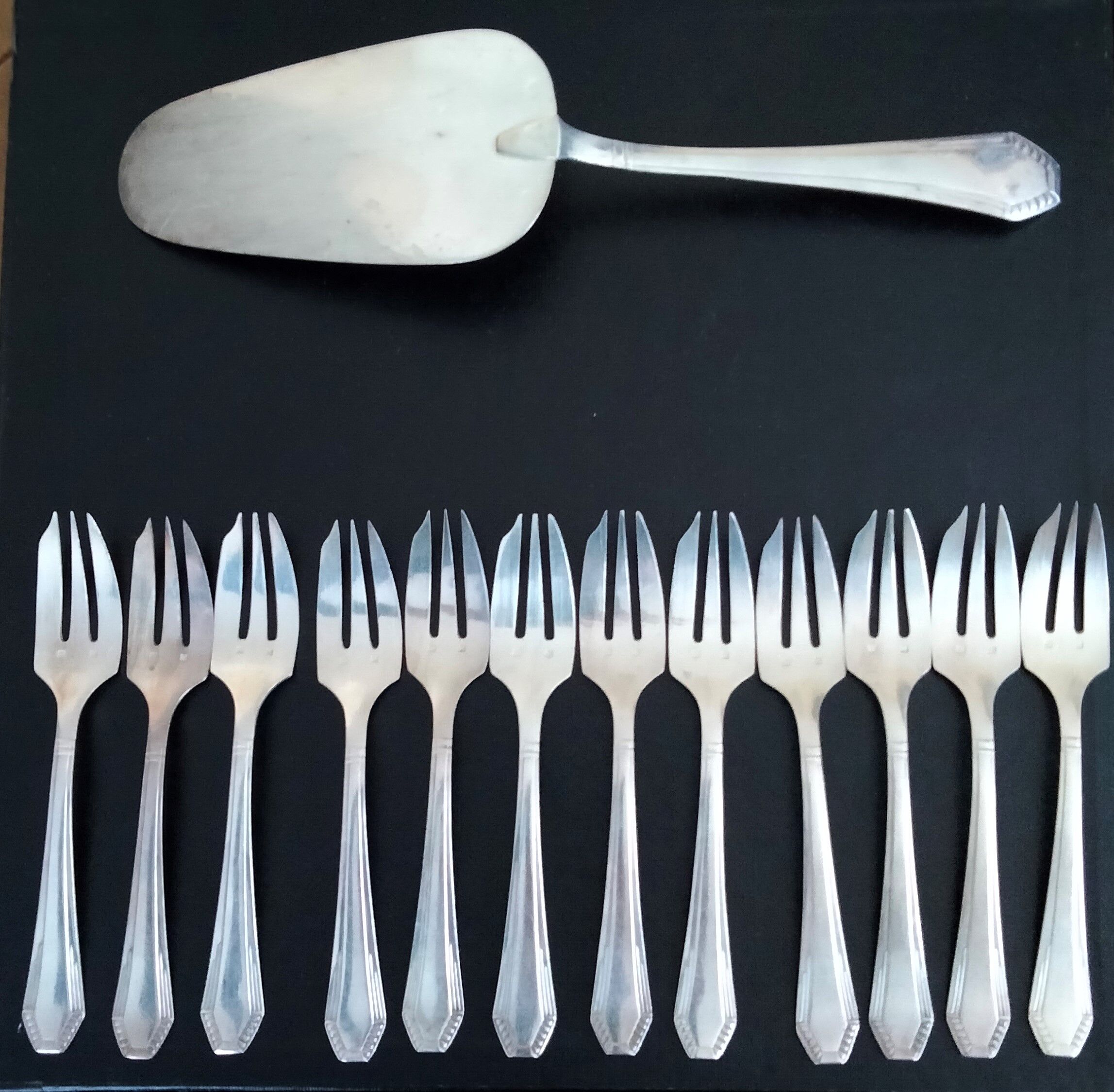 12 cutting cake forks and silver metal pie shovel Orbrille