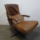 Fauteuil pivotant industriel en cuir cognac