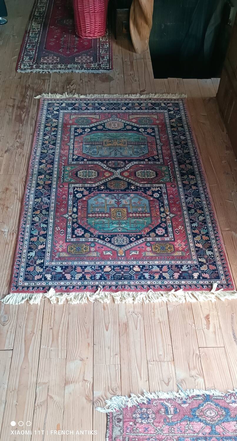 Vintage Iranian Kenareh rug from the 1980s. Handcrafted.