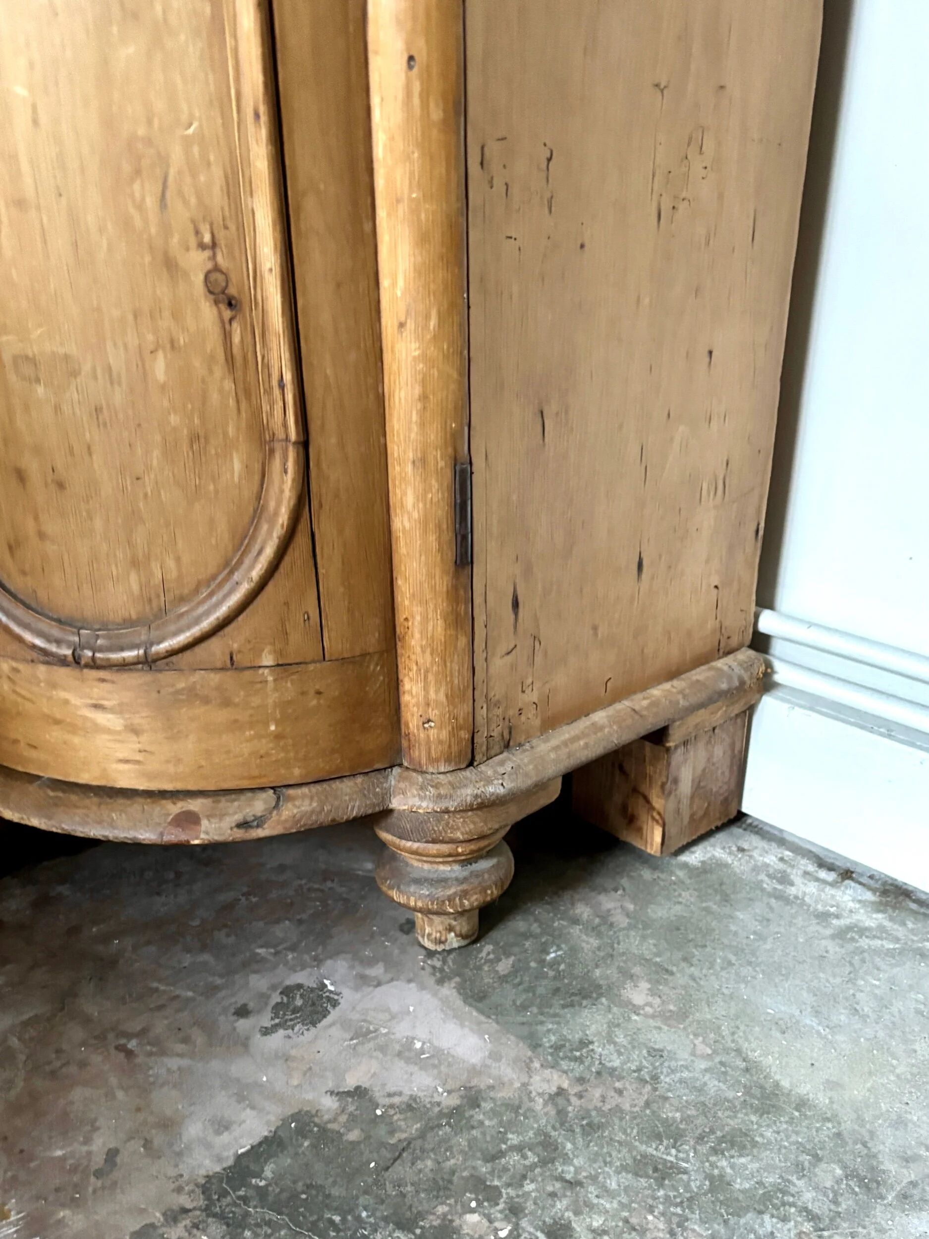 English half-moon sideboard, 2 doors and 4 drawers in light wood, 1930.
