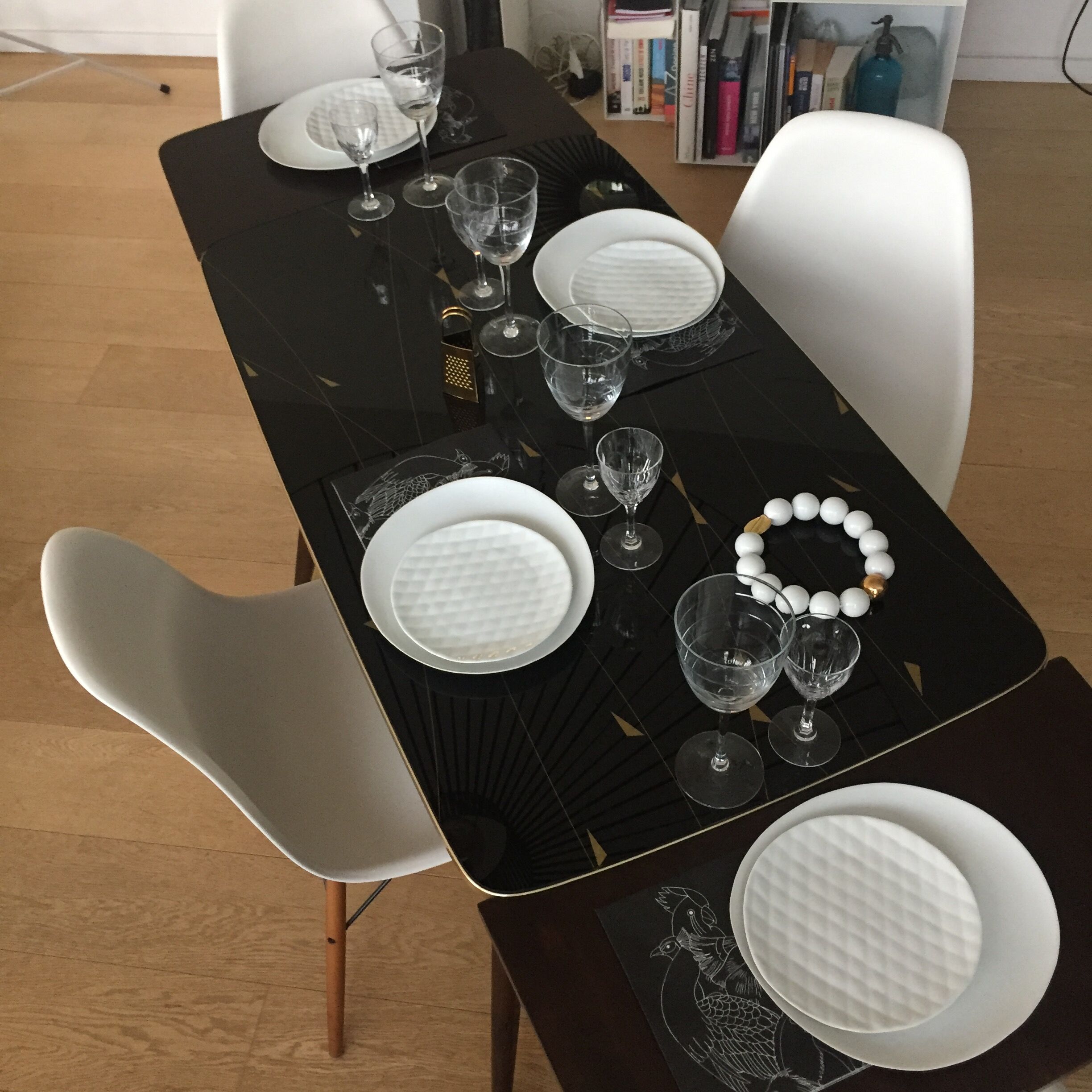 Crank dining table