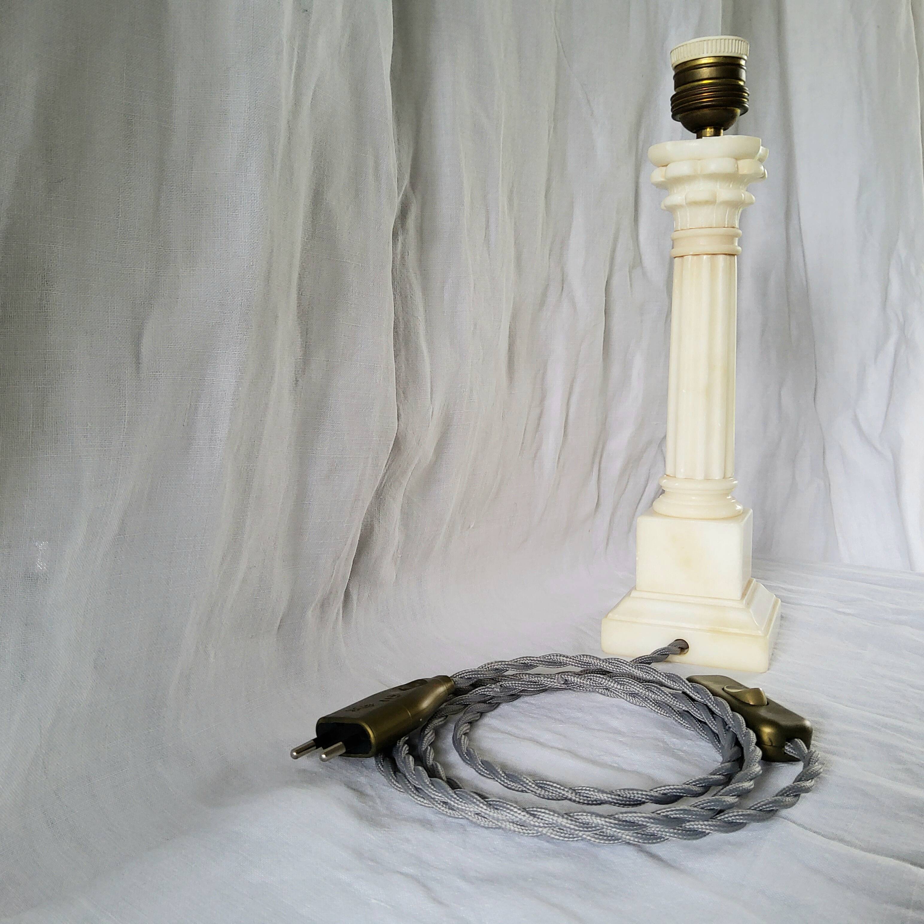Lampe italienne en albâtre sculpté