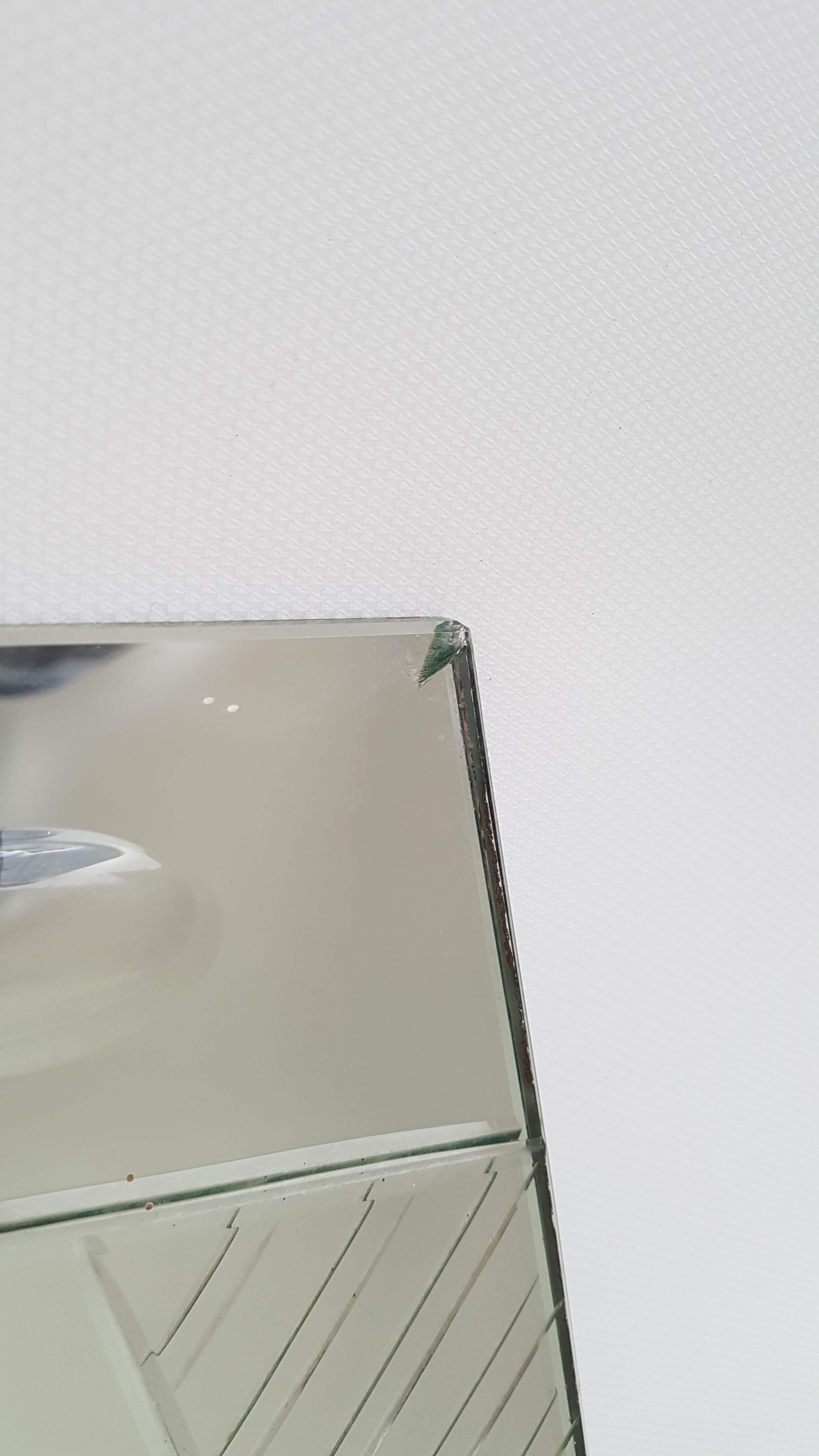 Miroir asymétrique gravé et biseauté, années 50 - 90x54cm