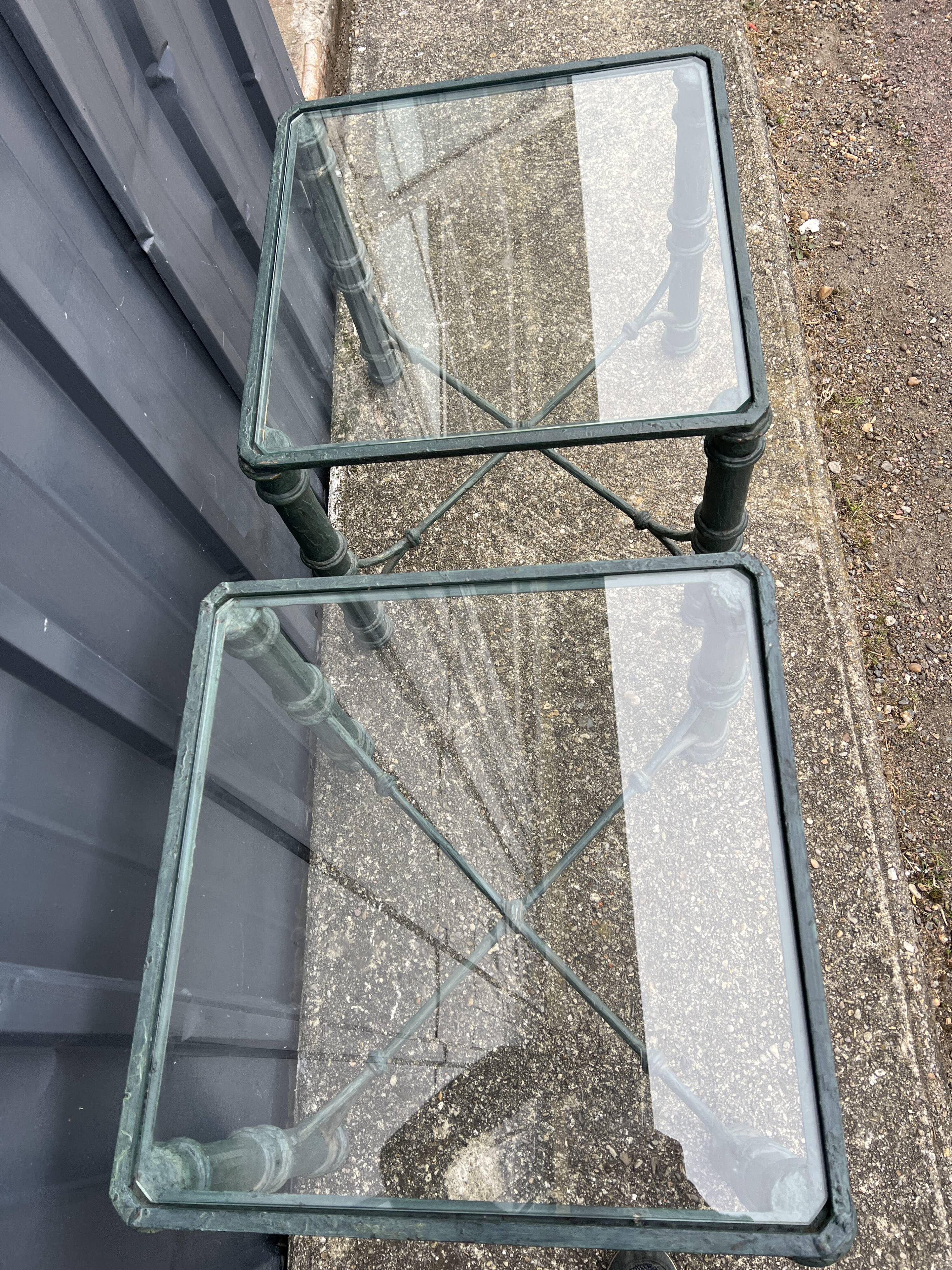 Paire de bouts de canapé métal et verre, tables basses