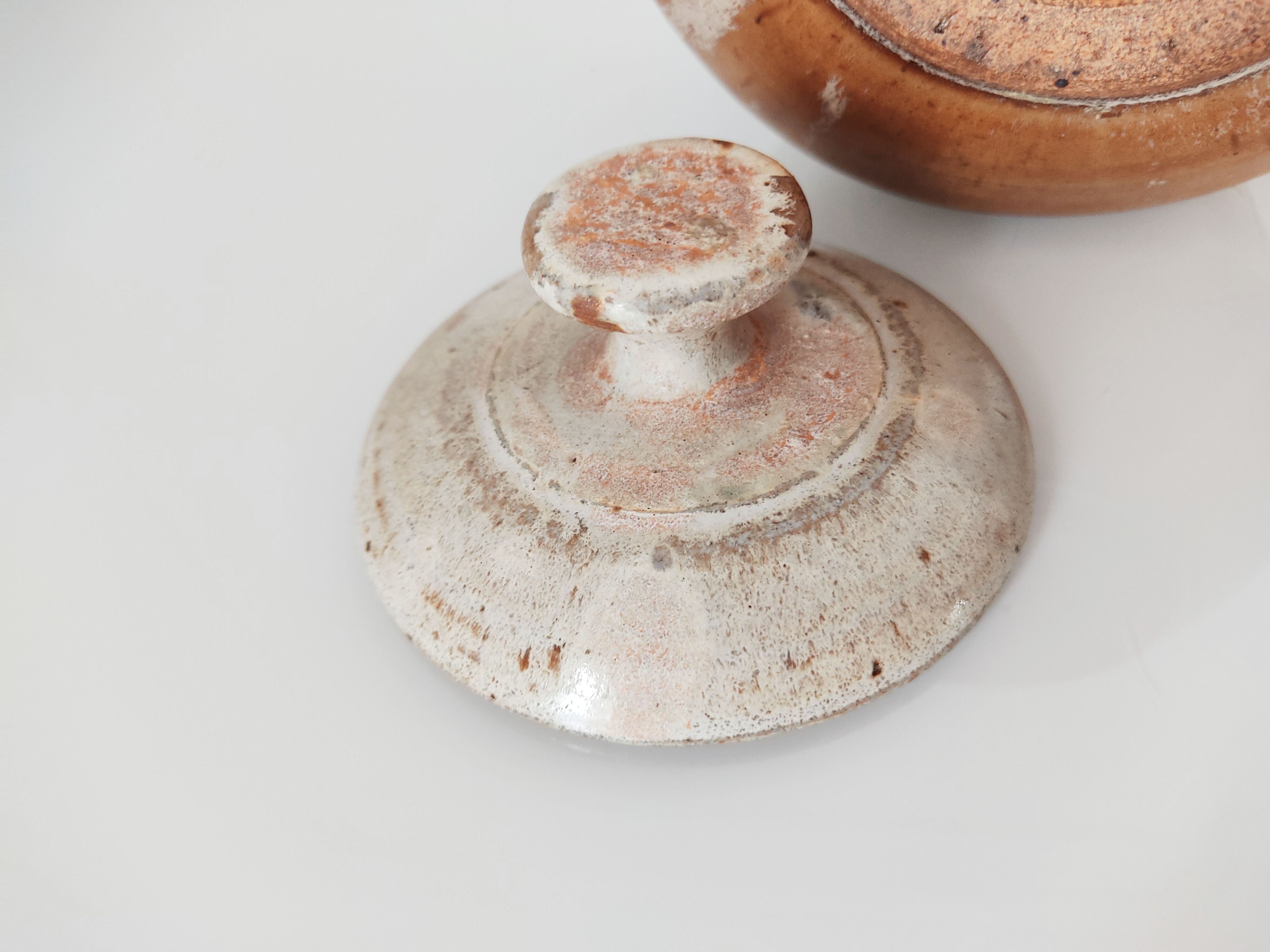 Pot couvert vintage en grès signé