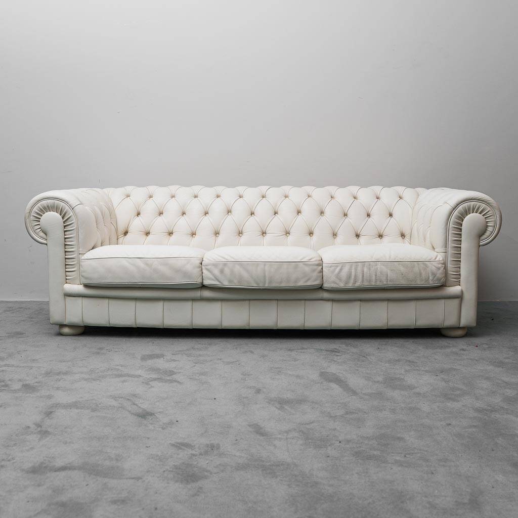 3-seater vintage Chesterfield sofa in white leather, 1970s modernist