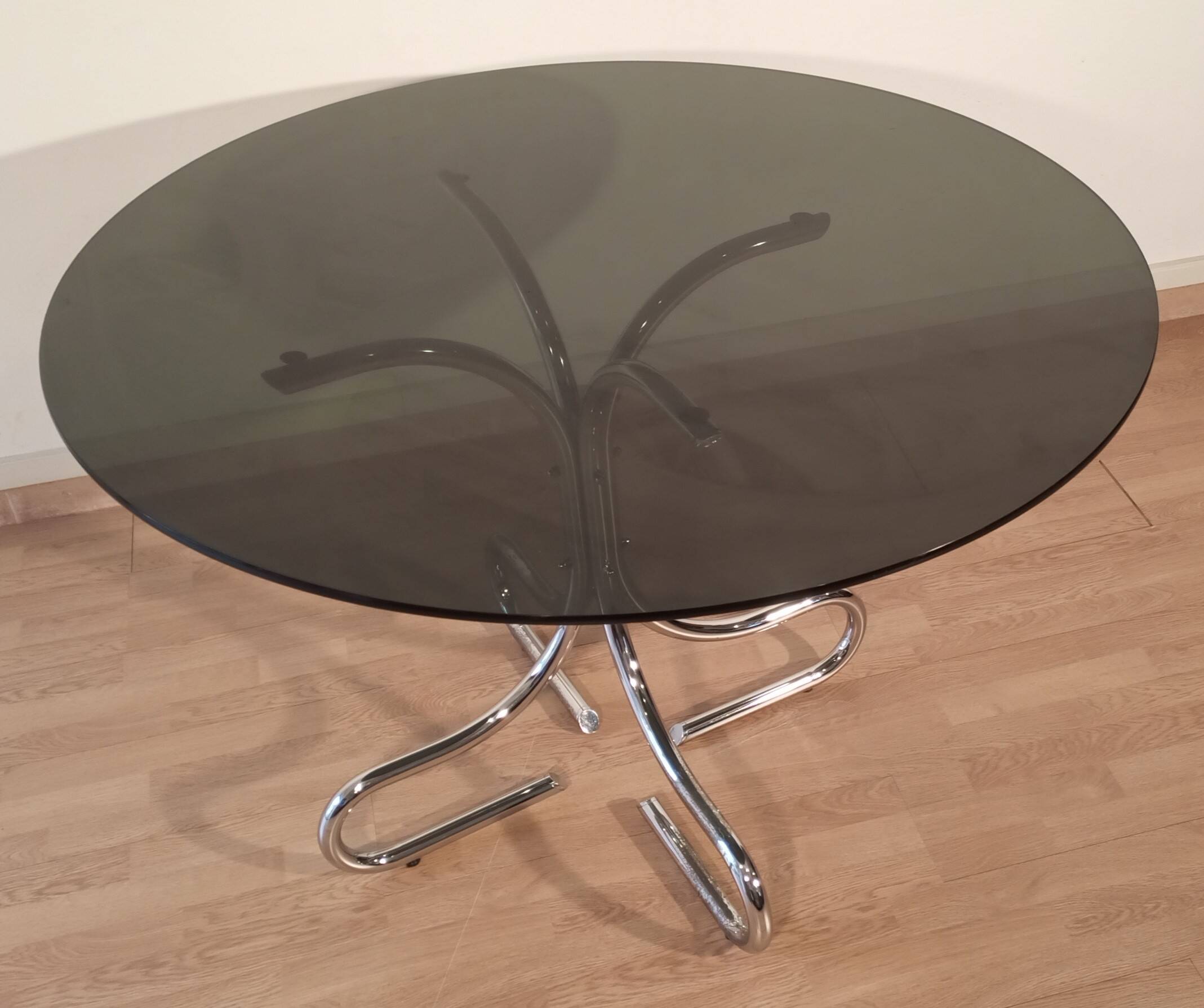 Table basse italienne du milieu du siècle en chrome et acier avec plateau rond en verre fumé, années 1960