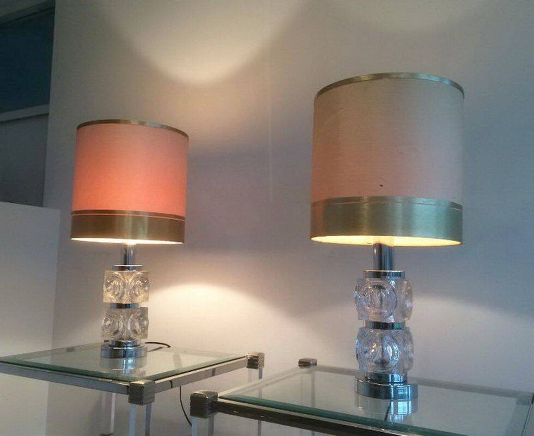 Paire de lampes en verre et chrome. Vers 1970
