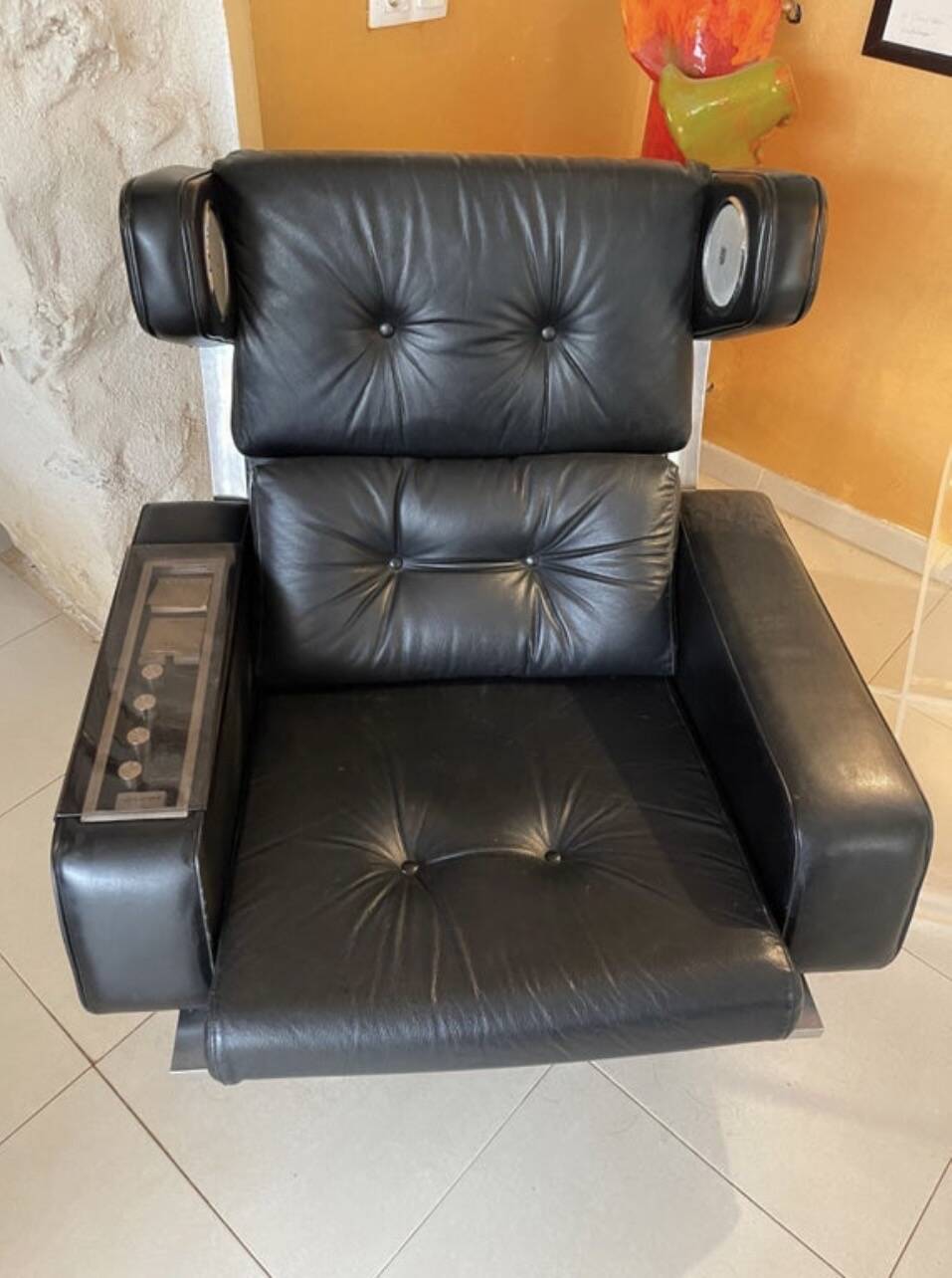 Pair of leather armchairs James Bond by Robin Day Prototype audio system, 1960