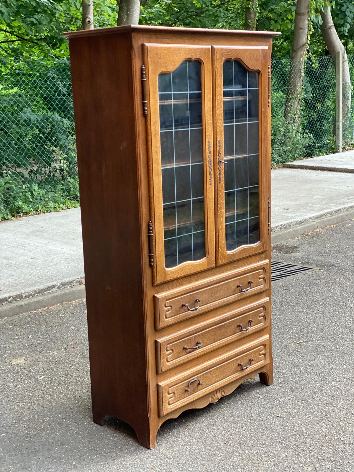 Vitrine Louis XV en bois signée Riskoff