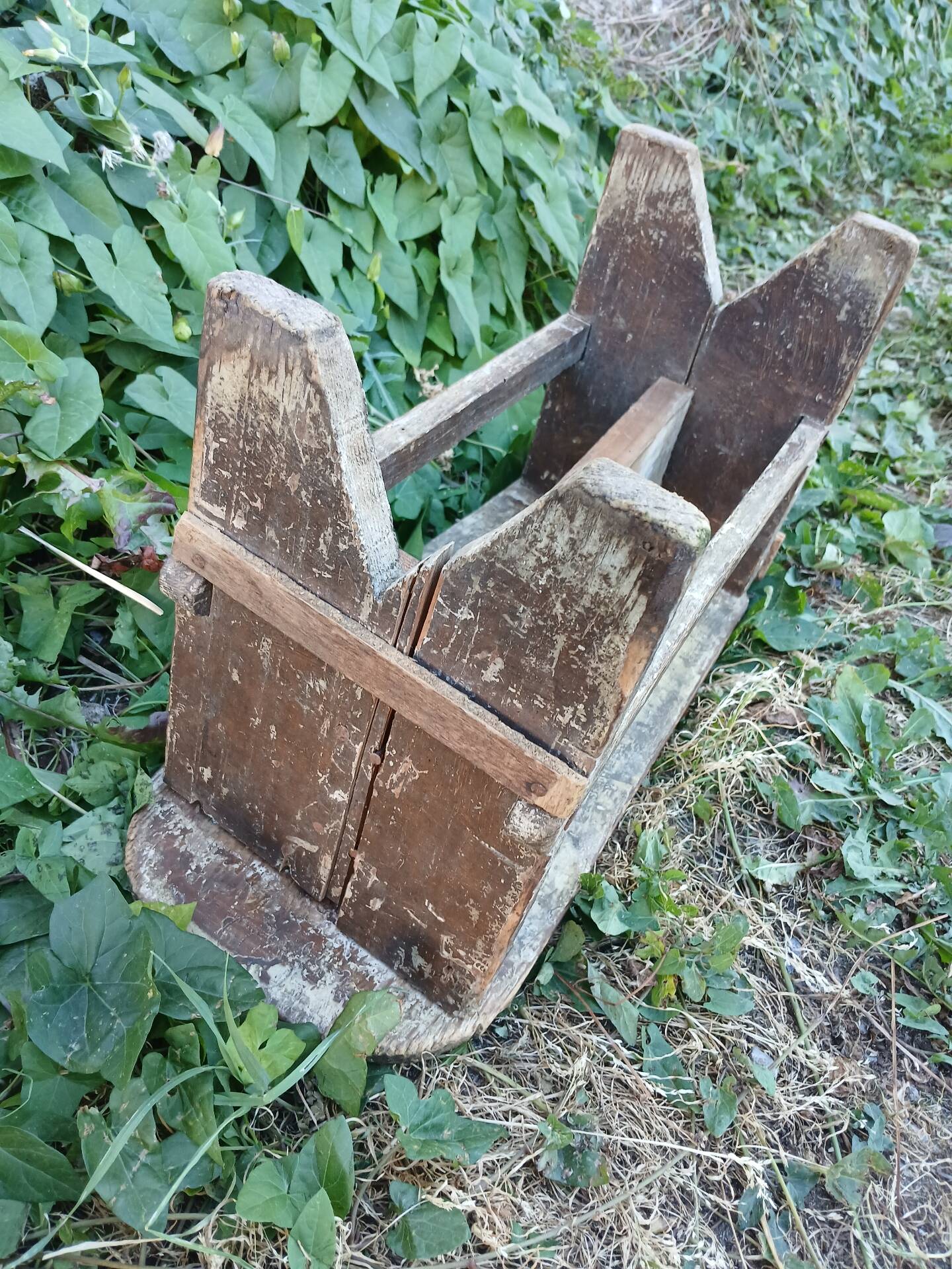 Petit tabouret en bois très ancien 