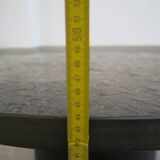 table basse ronde avec plateau en ardoise noire par draenert studios