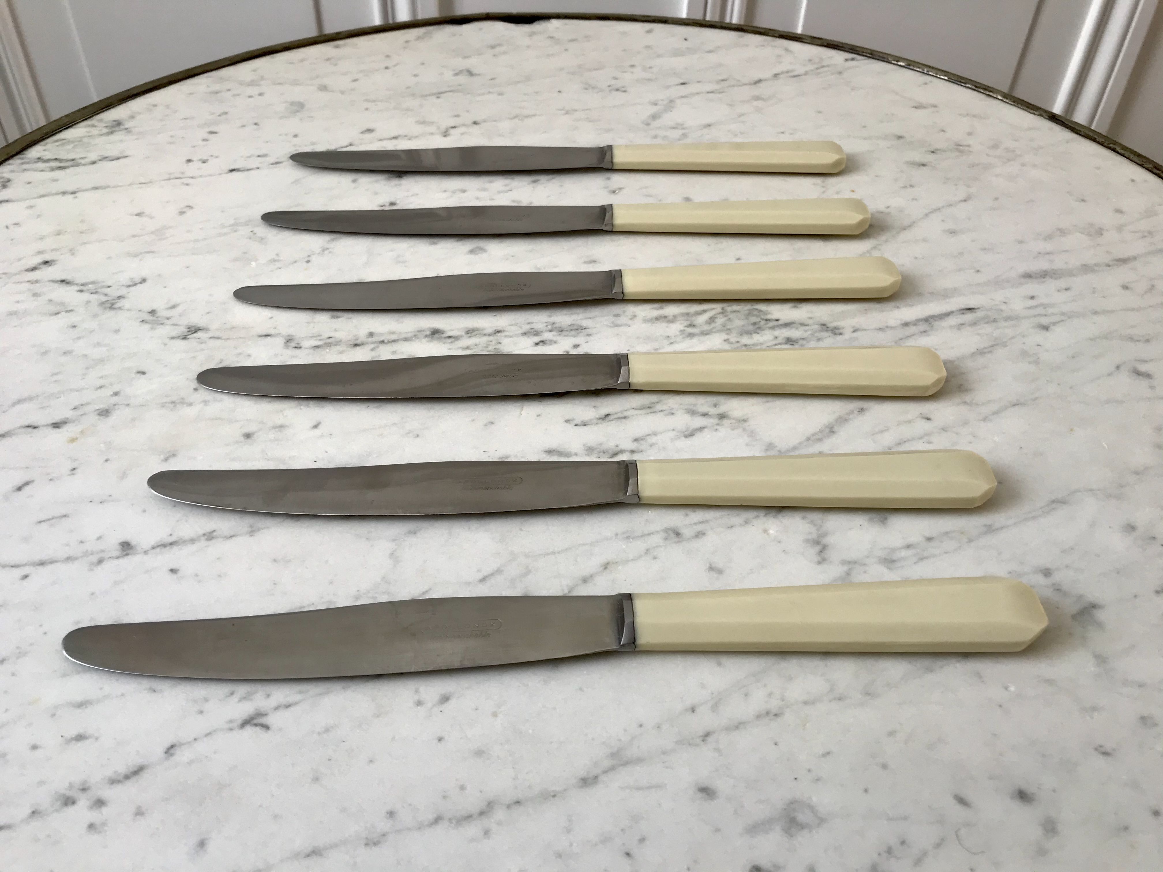 Lot de 6 couteaux en bakélite blancs coutellerie d'Arles années 60