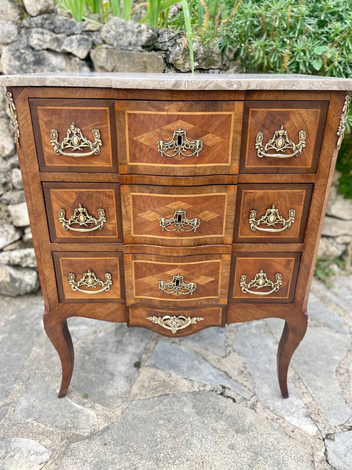 Petite commode en Marqueterie à Ressaut central Époque XIX eme siècle