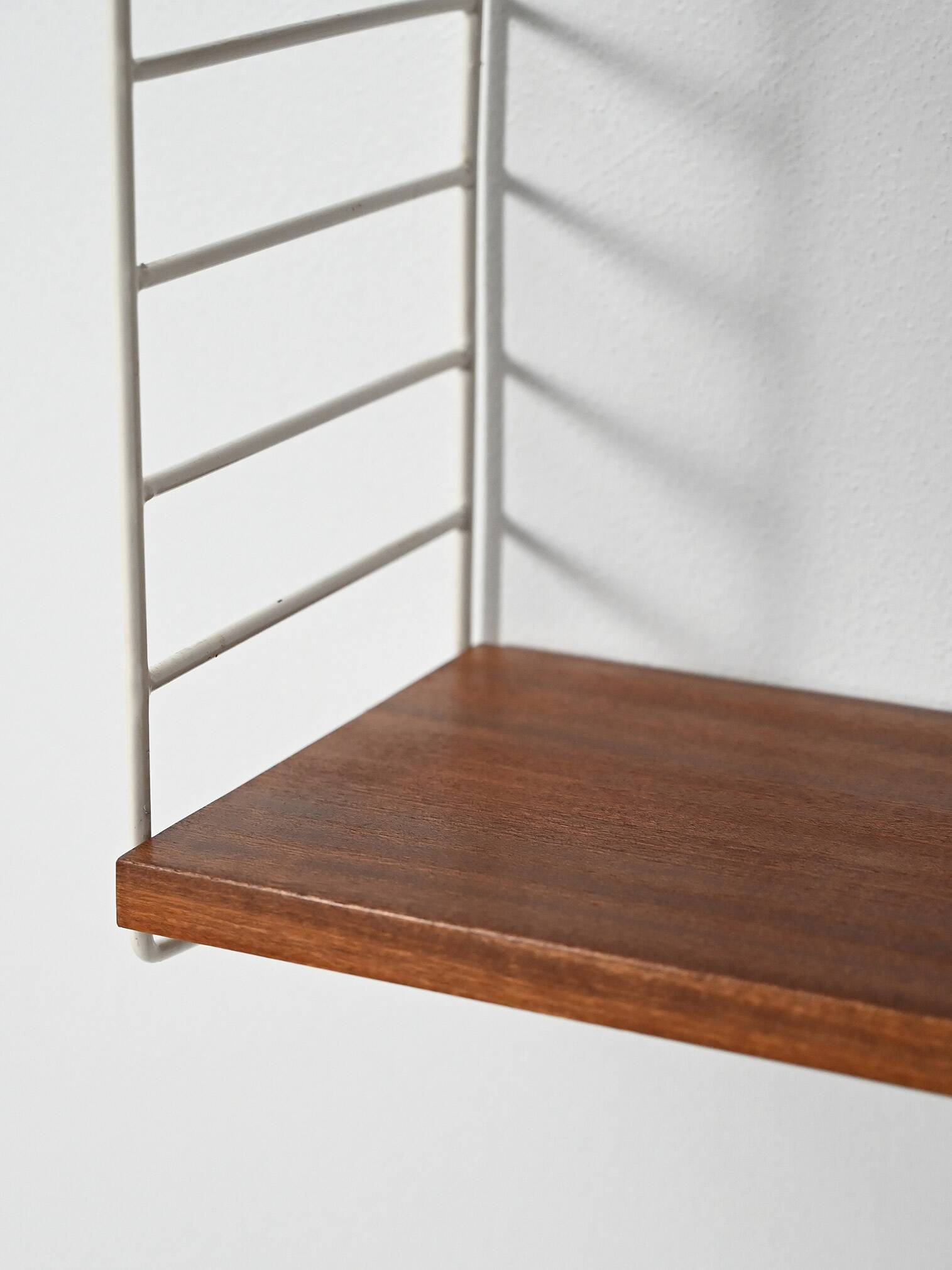 "Hylla" wall shelving system in teak