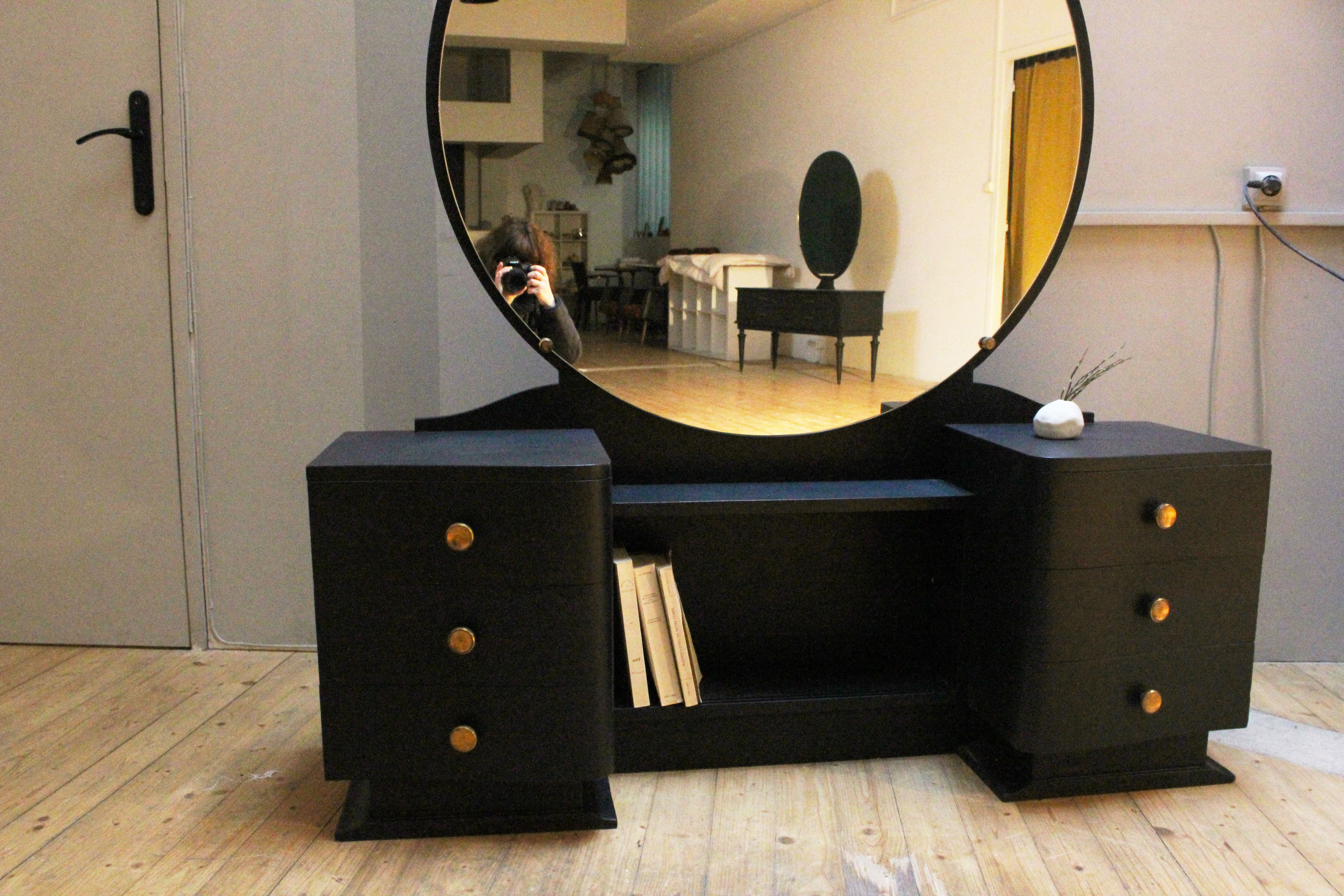 Hairdresser to the mirror round black vintage