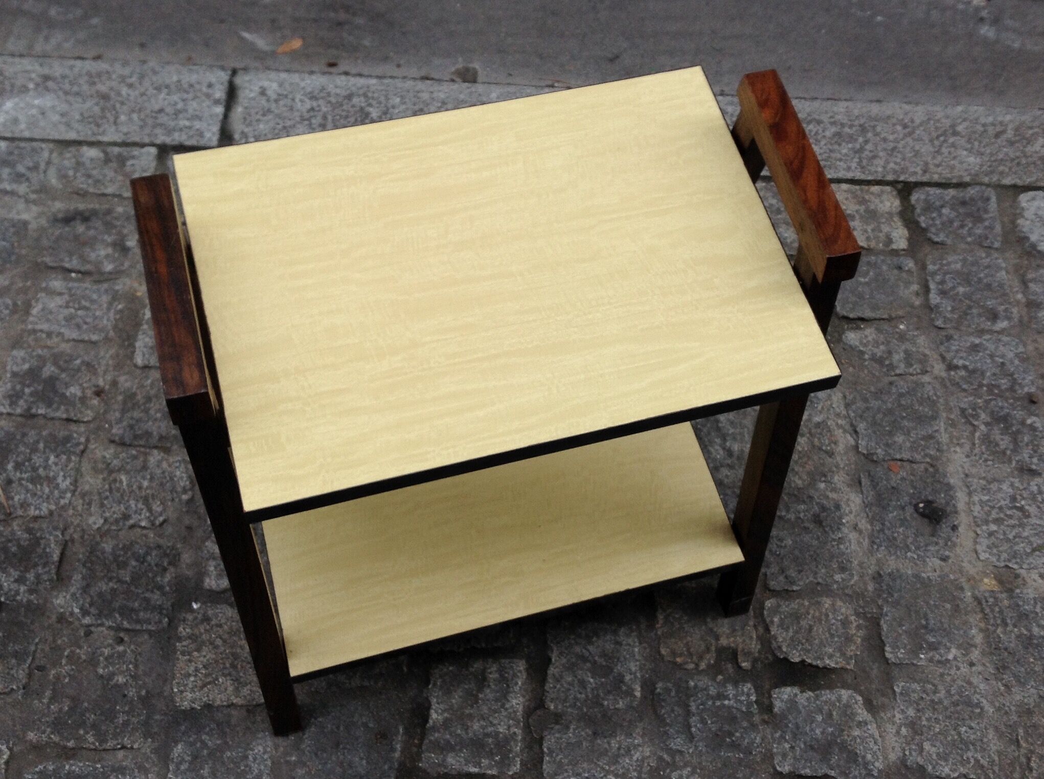 Table d'appoint en bois et formica
