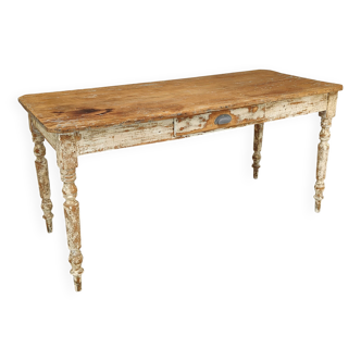 Table de ferme en bois patiné blanc et pieds tournés