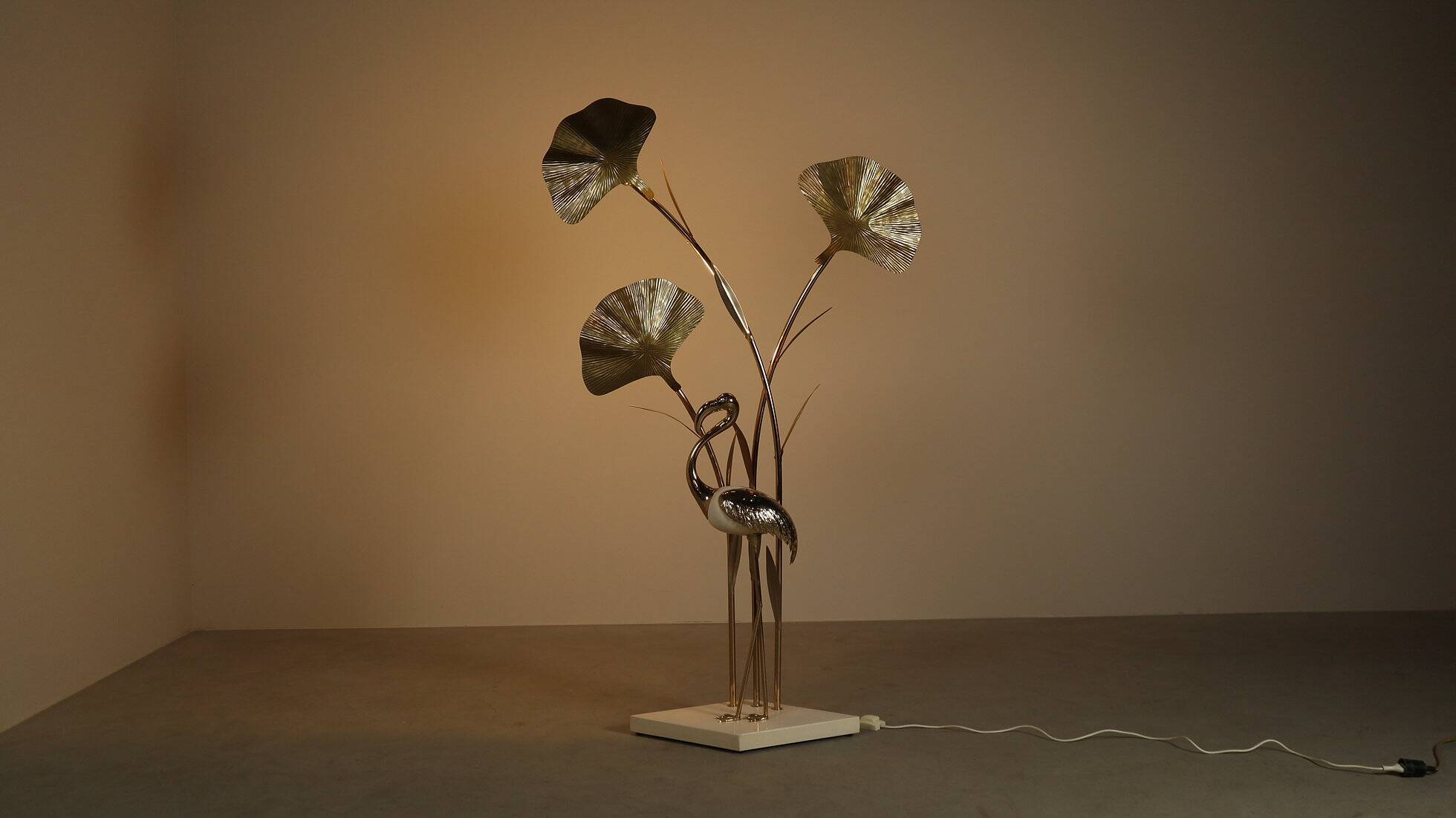 Grand lampadaire en laiton en forme de flamant rose, orné de feuilles de ginkgo sculptées, années 1970