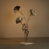 Grand lampadaire en laiton en forme de flamant rose, orné de feuilles de ginkgo sculptées, années 1970