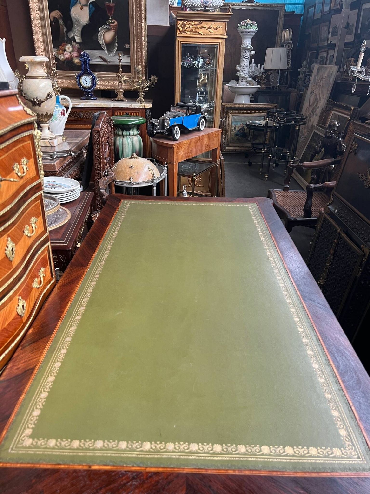 Louis XV style desk. Rosewood veneer, gilt bronze decoration, leather.