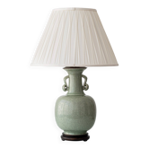 Lampe de table en porcelaine à glaçure craquelée céladon de style chinois avec poignées enroulées.