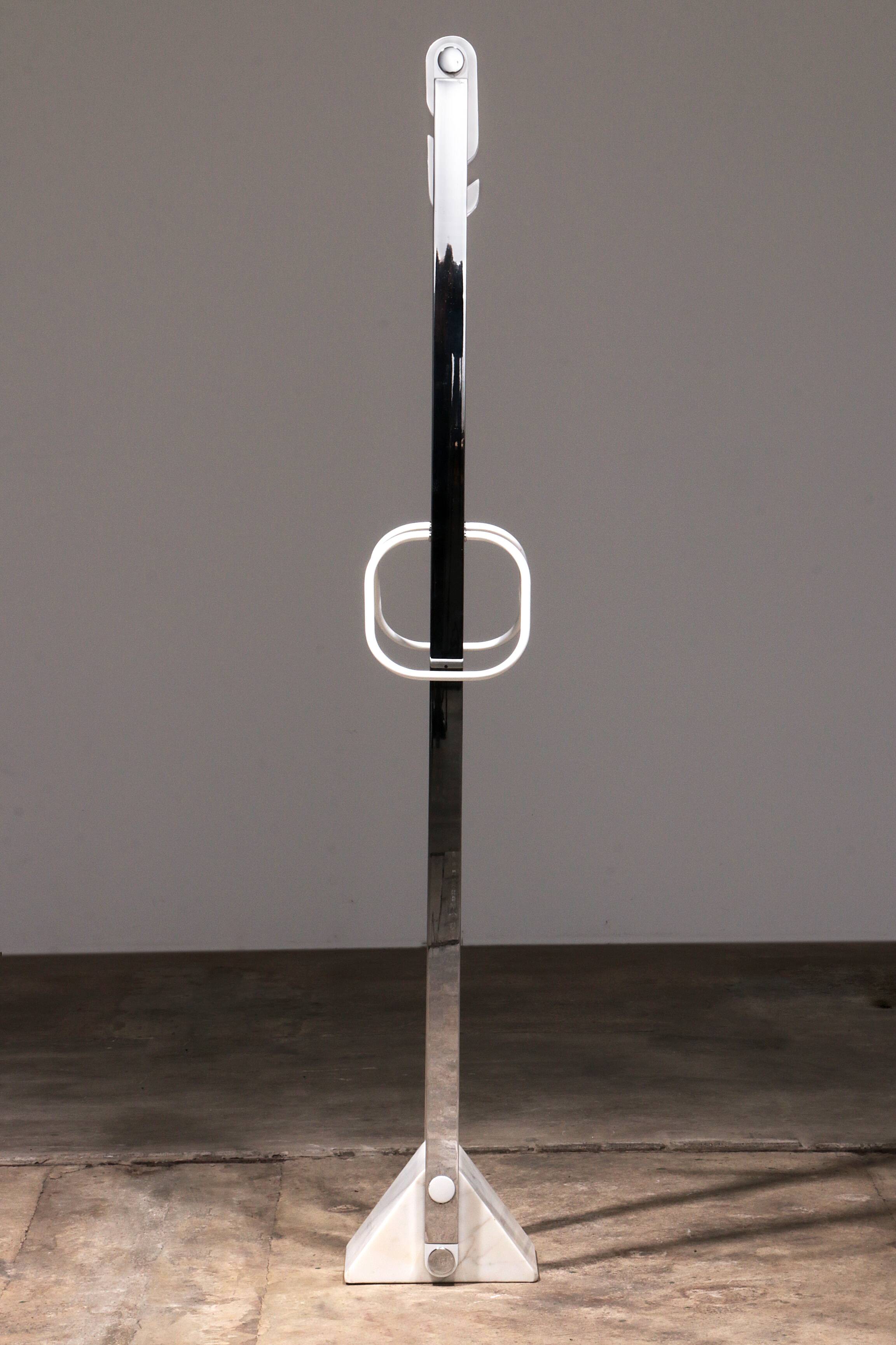 Italian Design Coat rack with white marble base and chrome uprights, 1970