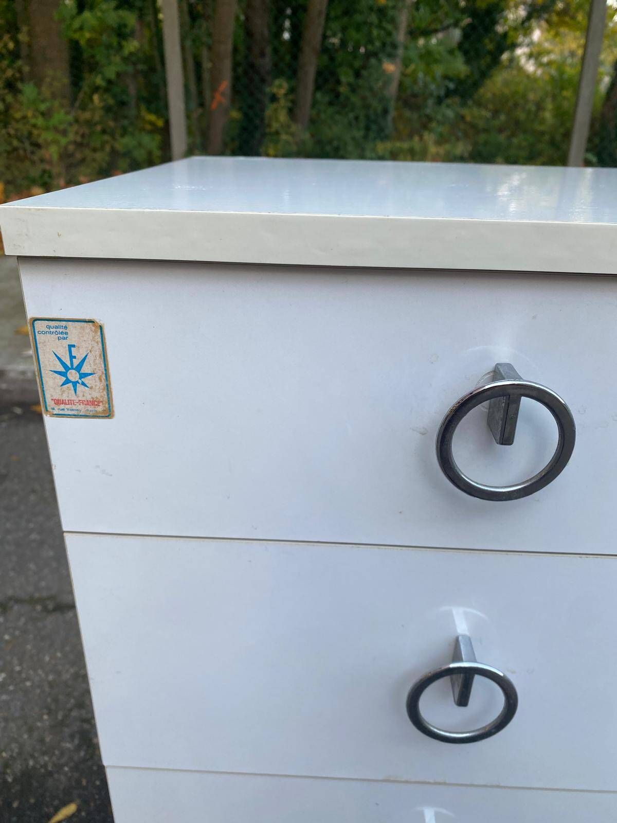White, glossy lacquered wooden chest of drawers from the 1980s