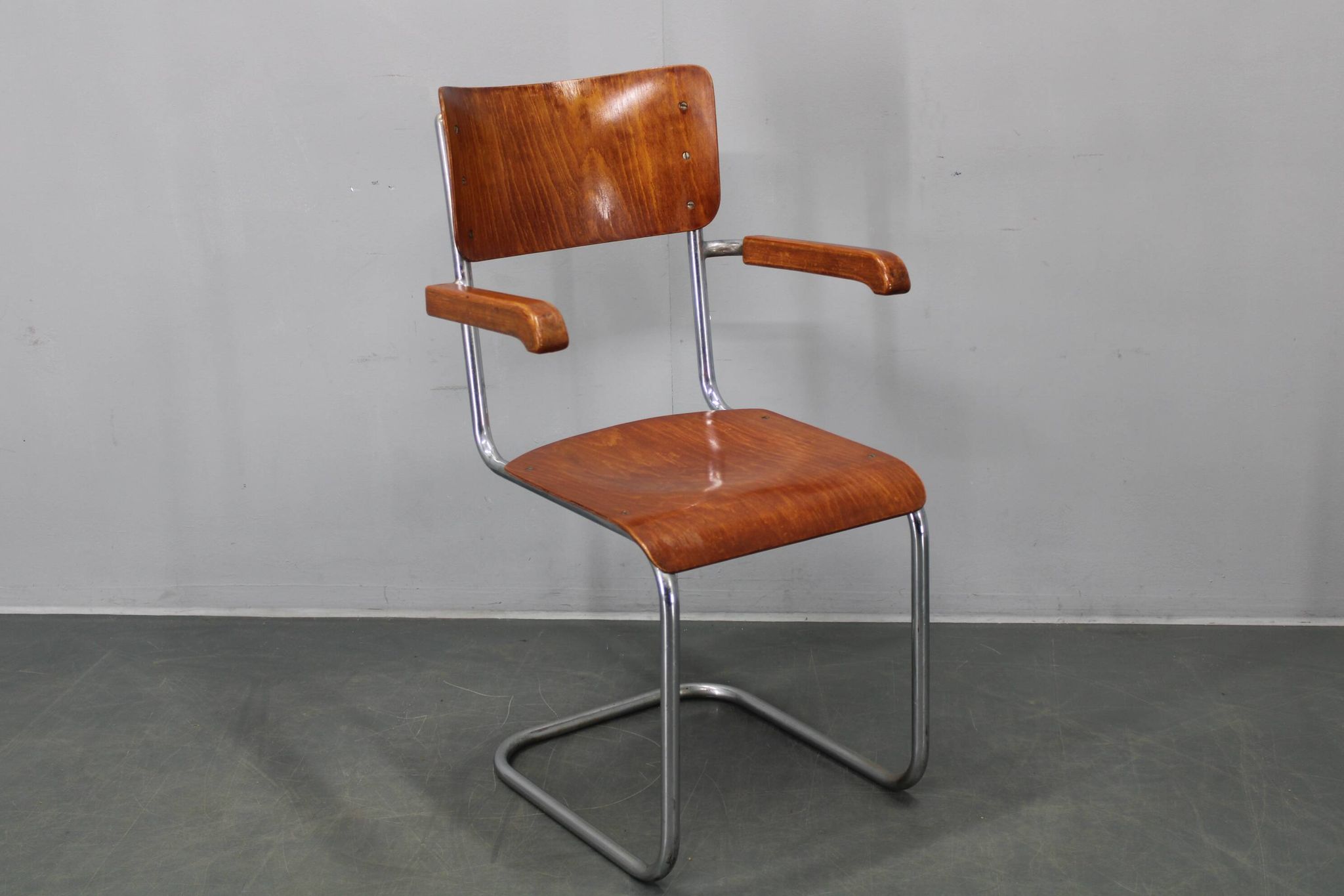 Bauhaus cantilever armchair in chrome tubular steel and beech, 1930s