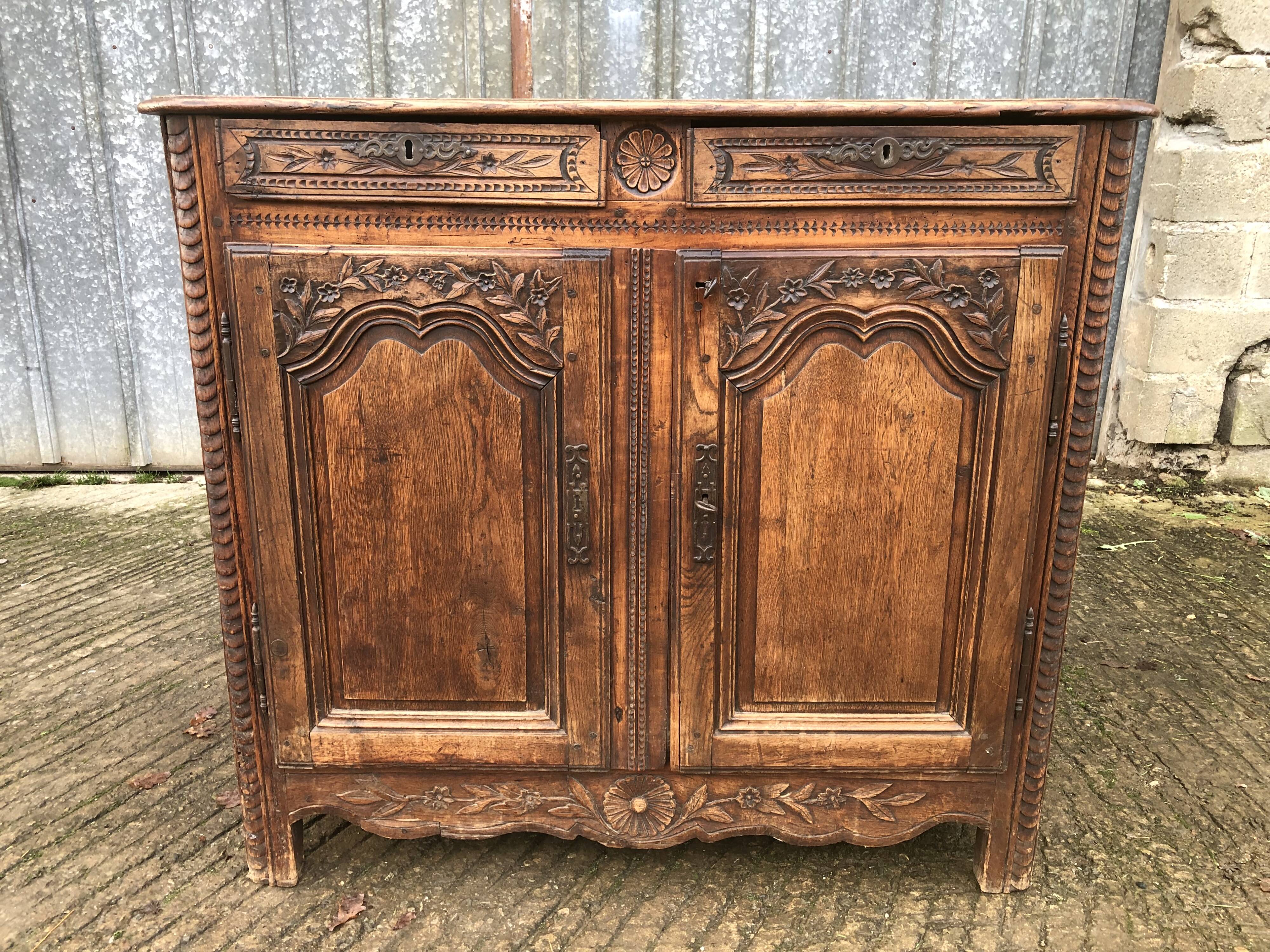 Buffet Louis XV ancien en chêne massif à 2 tiroirs et 2 portes