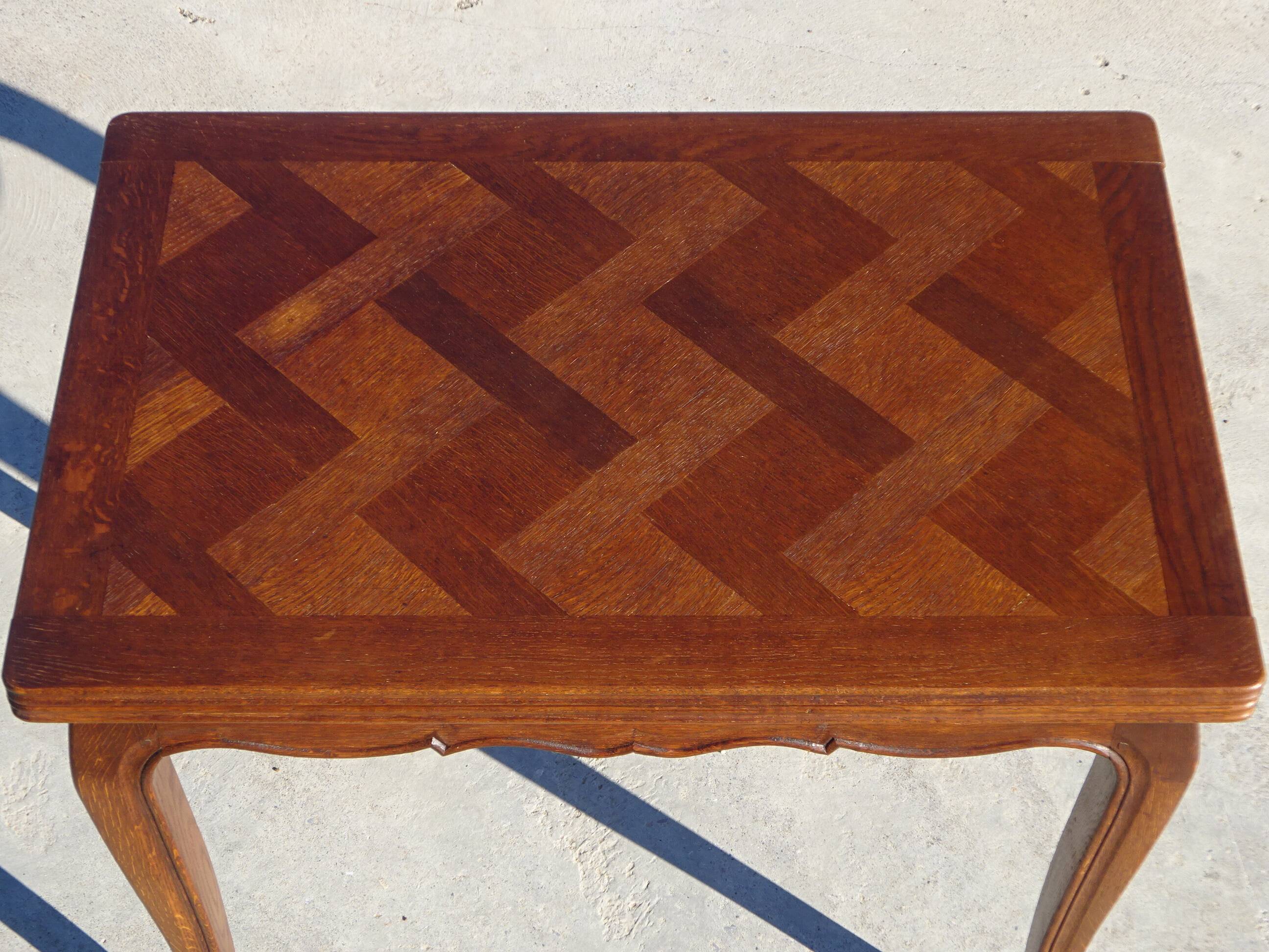 Extendable oak wallet table