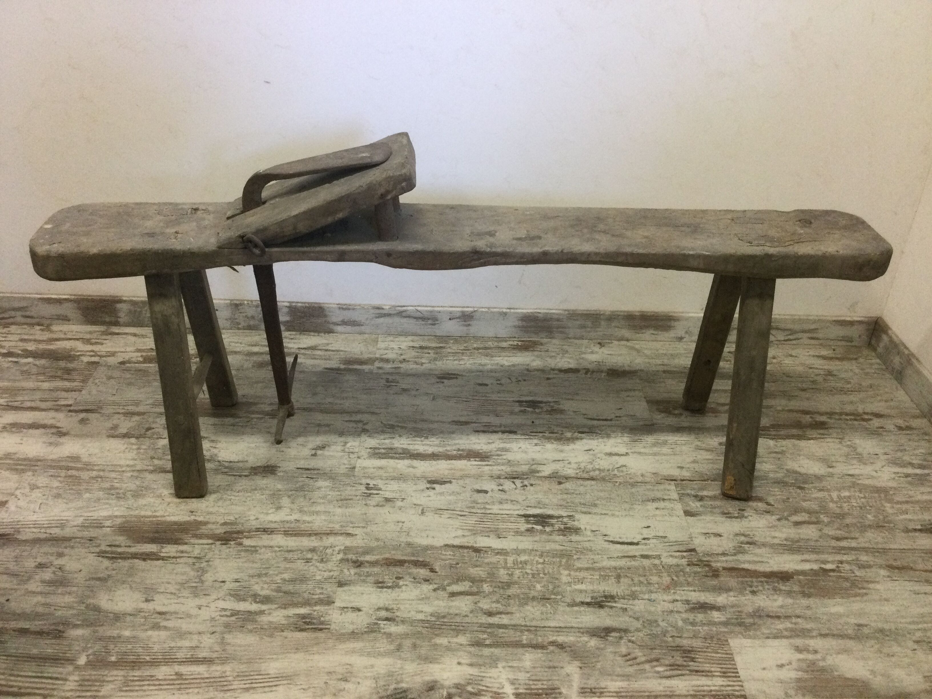 Donkey bench or bench to hover